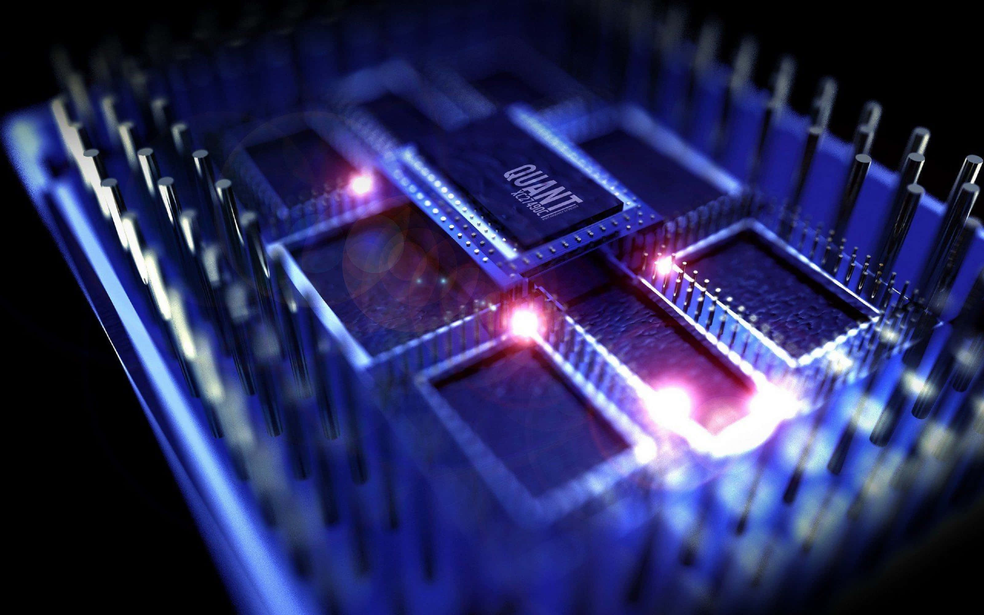 4K Processor 桌布 壁紙 — 特寫發光藍色和粉紅色量子處理器晶片，帶有金屬引腳，背景為深色。