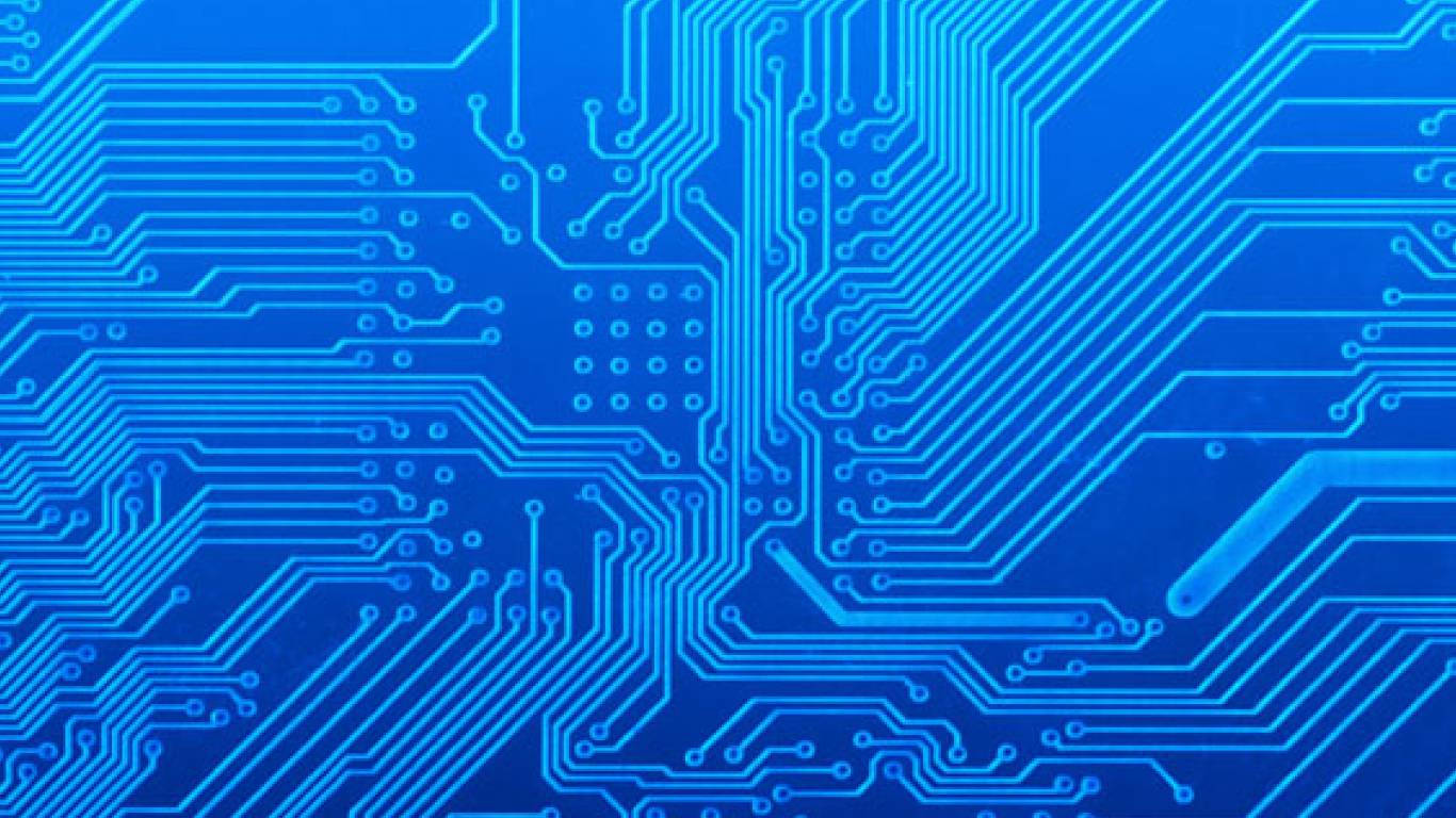 Circuit 桌布 壁紙 — 特寫發光藍色電路板，在明亮光線下具有複雜的路徑和焊點。