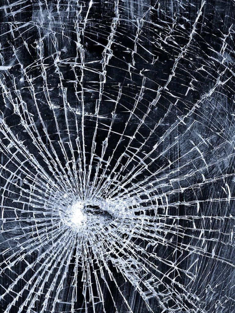 iPhone 桌布 壁紙 — 特寫破碎玻璃，中央撞擊點向四周放射裂紋，背景為深色。
