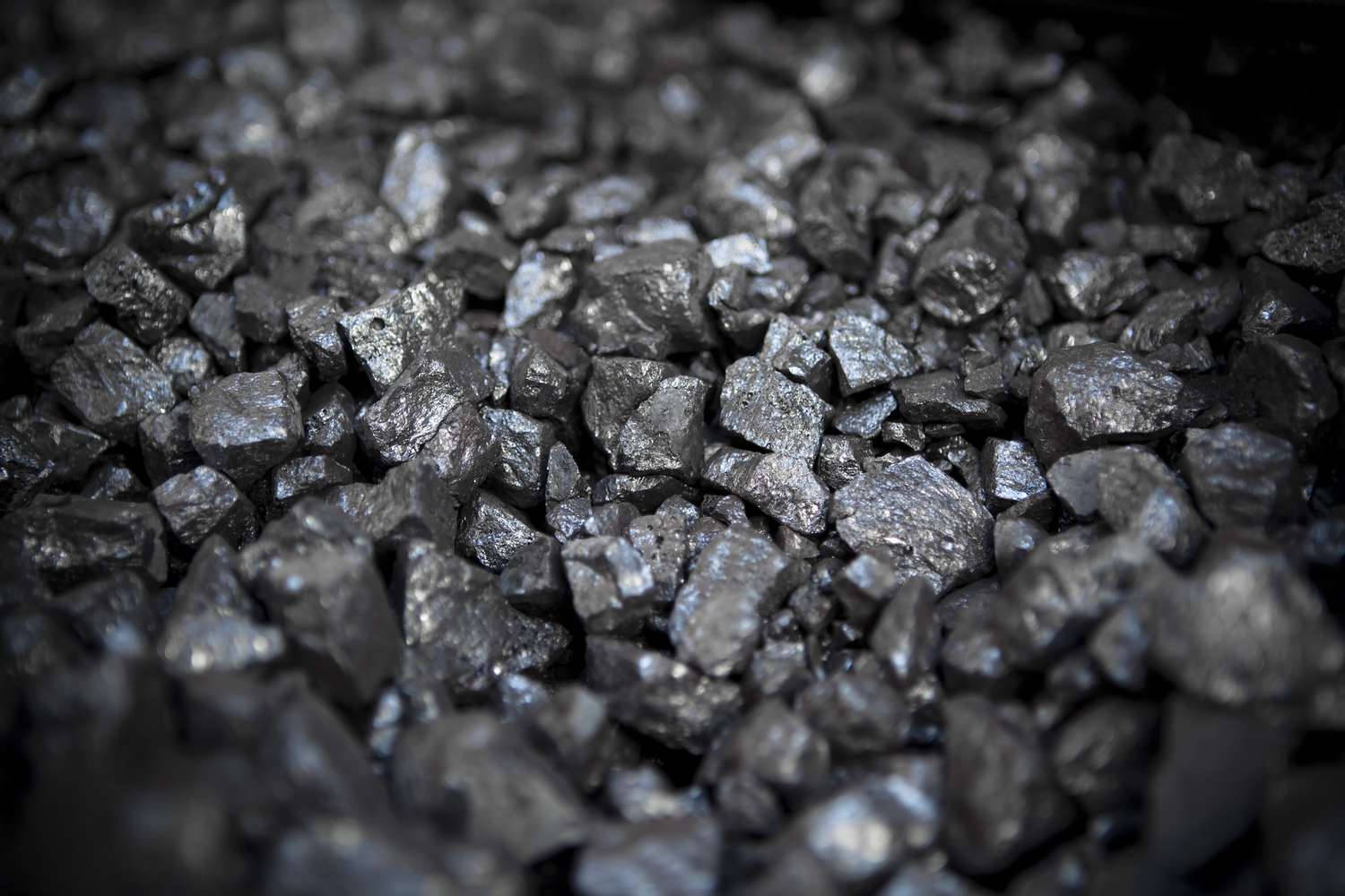 Material 桌布 壁紙 — 特寫粗糙灰色煤塊，邊緣鋒利，表面反光，背景深色。