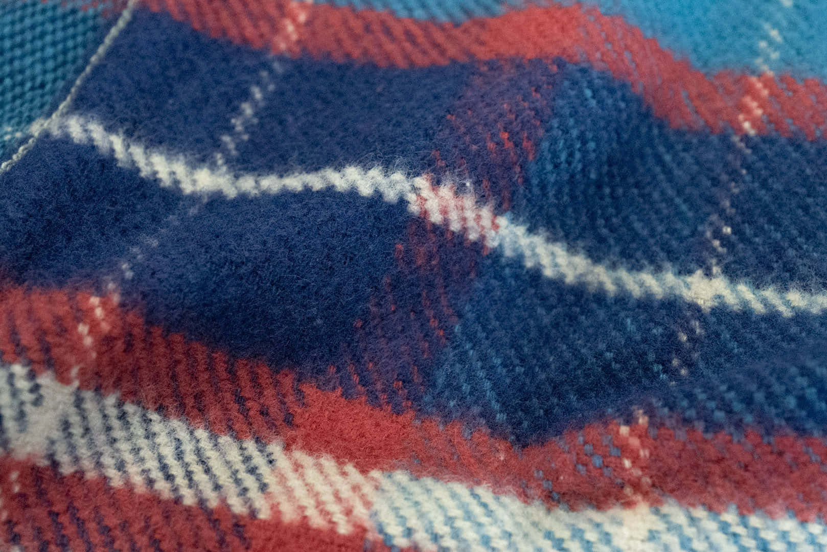 Wavy 桌布 壁紙 — 特寫紋理格紋布料，帶有鮮明的紅、藍、白條紋，展示編織細節和柔軟纖維。