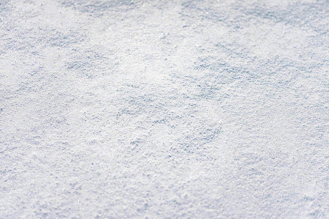 White Texture 桌布 壁紙 — 特寫紋理雪景，帶柔和藍色調，在明亮光線下閃爍亮點。