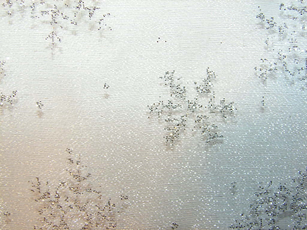 Glittery 桌布 壁紙 — 特寫結霜雪花圖案，位於帶紋理的玻璃表面，柔和漸變燈光。