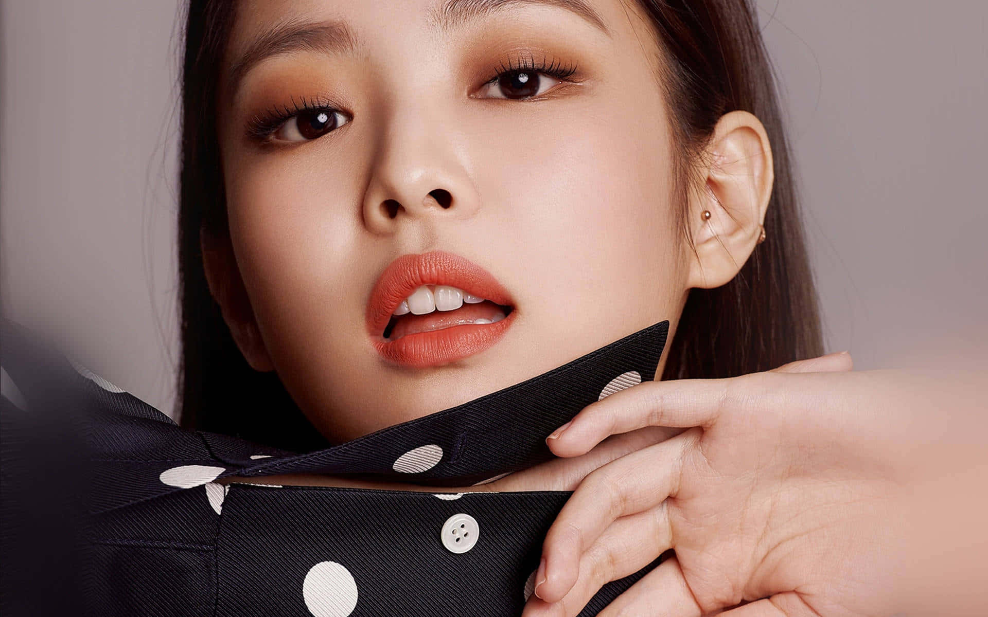 BLACKPINK 桌布 壁紙 — 特寫肖像，一名化著大膽妝容、身穿波點襯衫的女子正在整理衣領。
