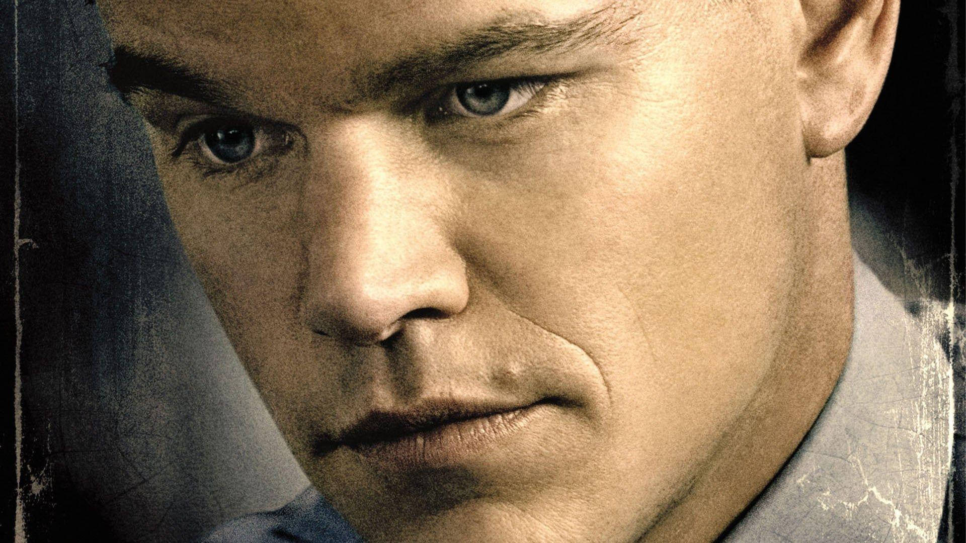 actor 桌布 壁紙 — 特寫肖像，一名男子擁有強烈的藍色眼睛和嚴肅的表情，背景為有紋理的深色背景。