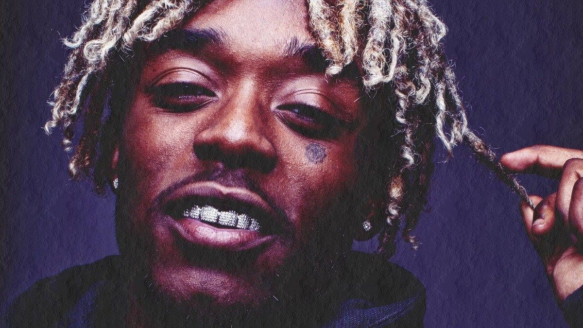 Uzi 桌布 壁紙 — 特寫肖像，一名男子留著捲曲金色辮子頭和鑽石牙套，背景為深紫色紋理。