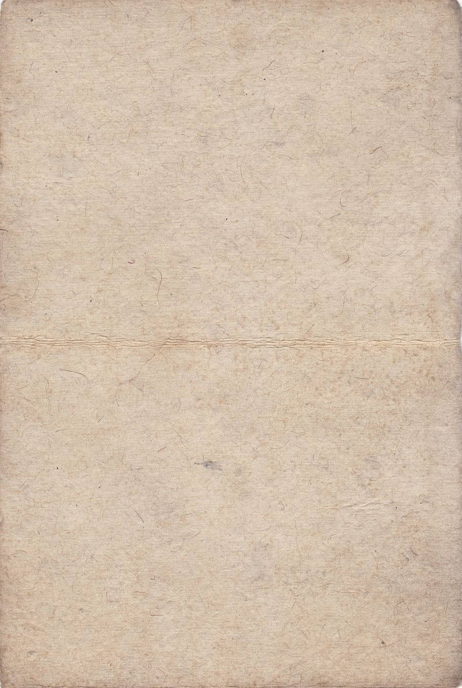 paper 桌布 壁紙 — 特寫舊化米色紙張，可見纖維及橫向摺痕。