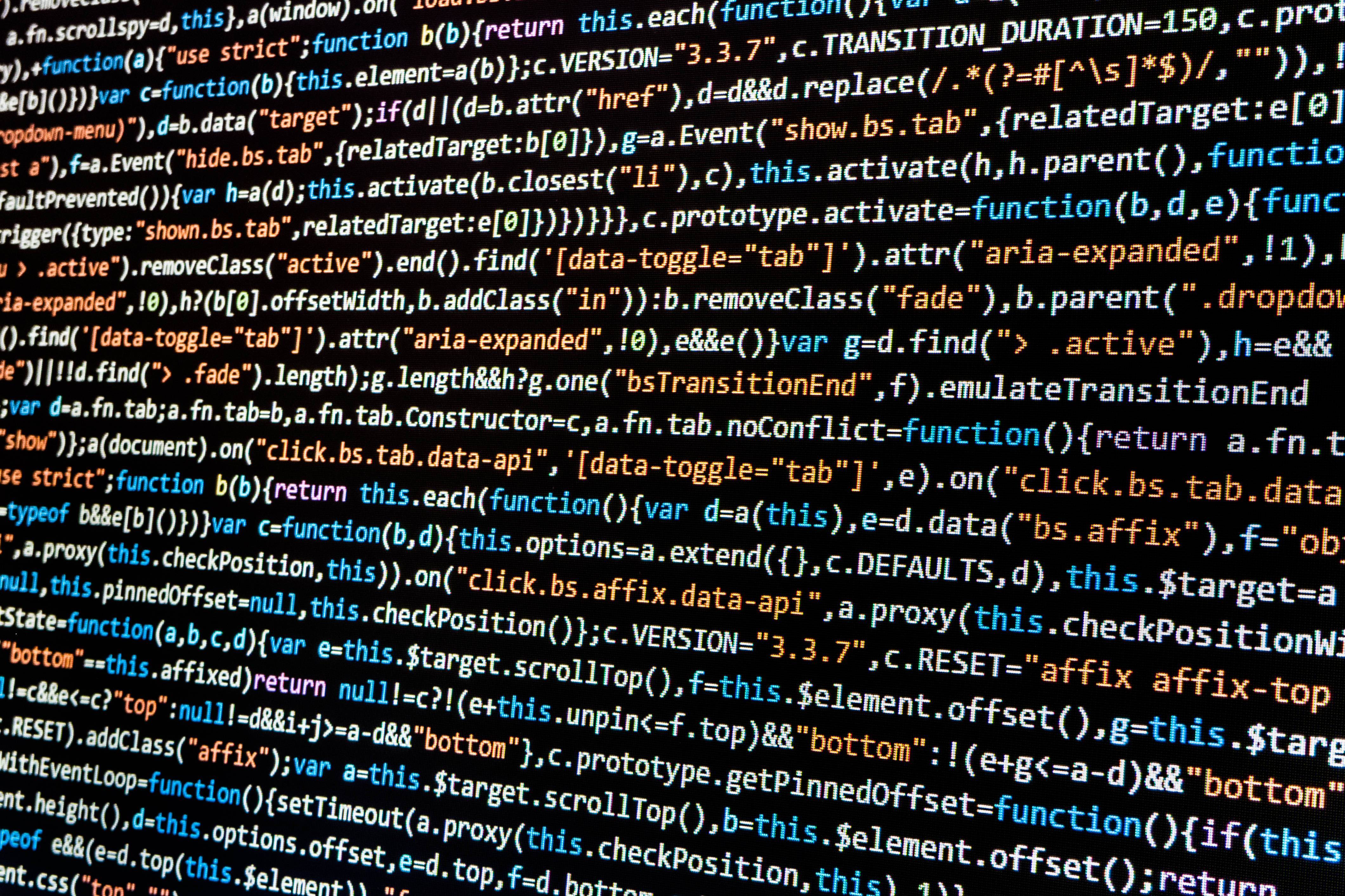 Programming 桌布 壁紙 — 特寫色彩繽紛、發光的電腦程式碼行在黑暗螢幕上垂直滾動。