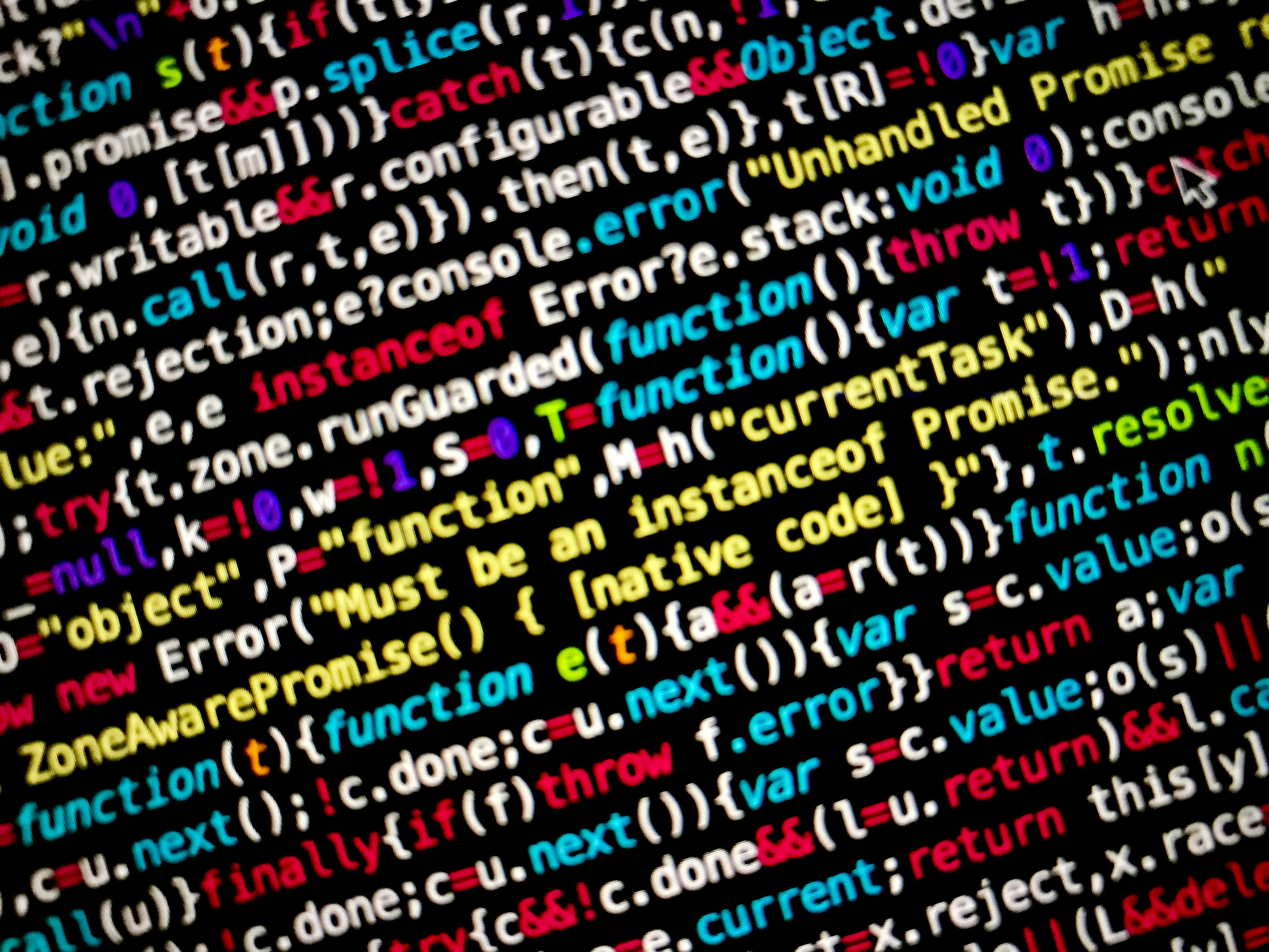 Code 桌布 壁紙 — 特寫色彩繽紛的層疊JavaScript程式碼行，在黑暗螢幕上帶有閃爍的發光游標。