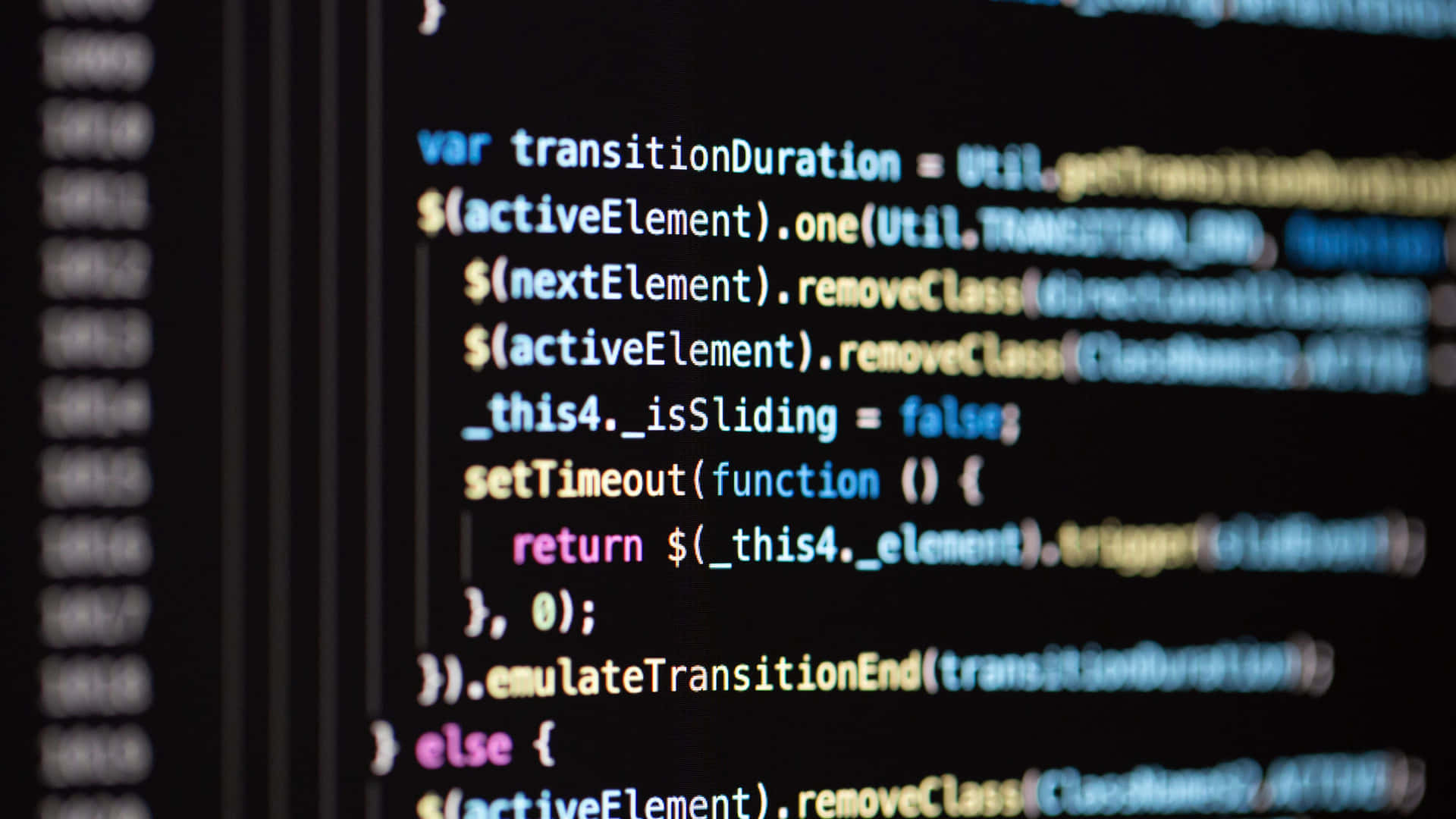 Programming 桌布 壁紙 — 特寫色彩繽紛的程式碼在黑暗螢幕上，背景語法模糊。