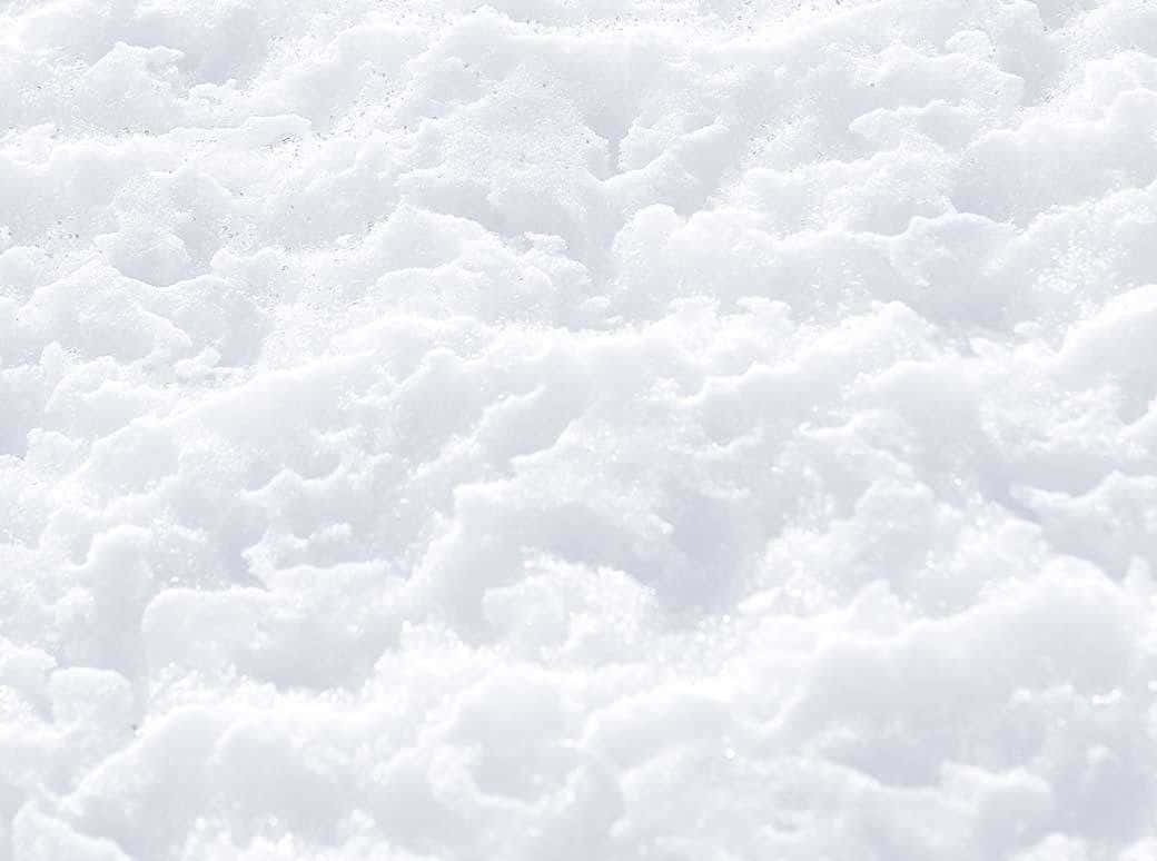 白色美學動圖 桌布 壁紙 — 特寫蓬鬆白雪，在明亮光線下帶有柔和陰影和細膩質感。