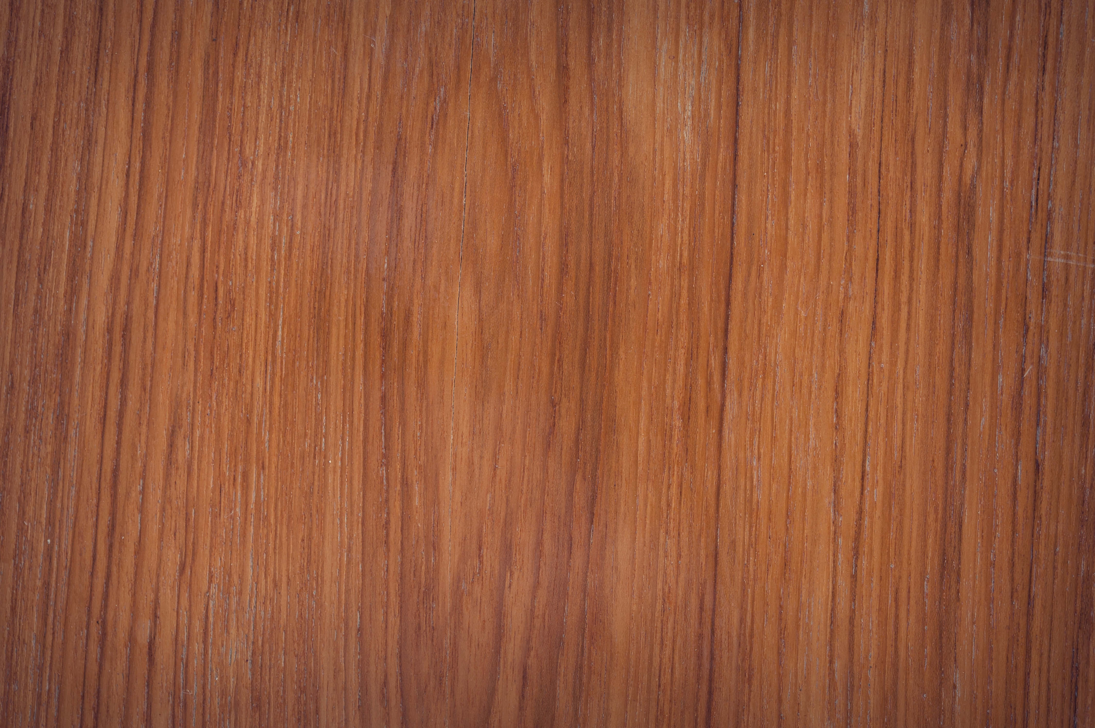 High Resolution Wood 桌布 壁紙 — 特寫豐富溫暖的棕色木紋，帶有自然垂直紋理和細膩質感。