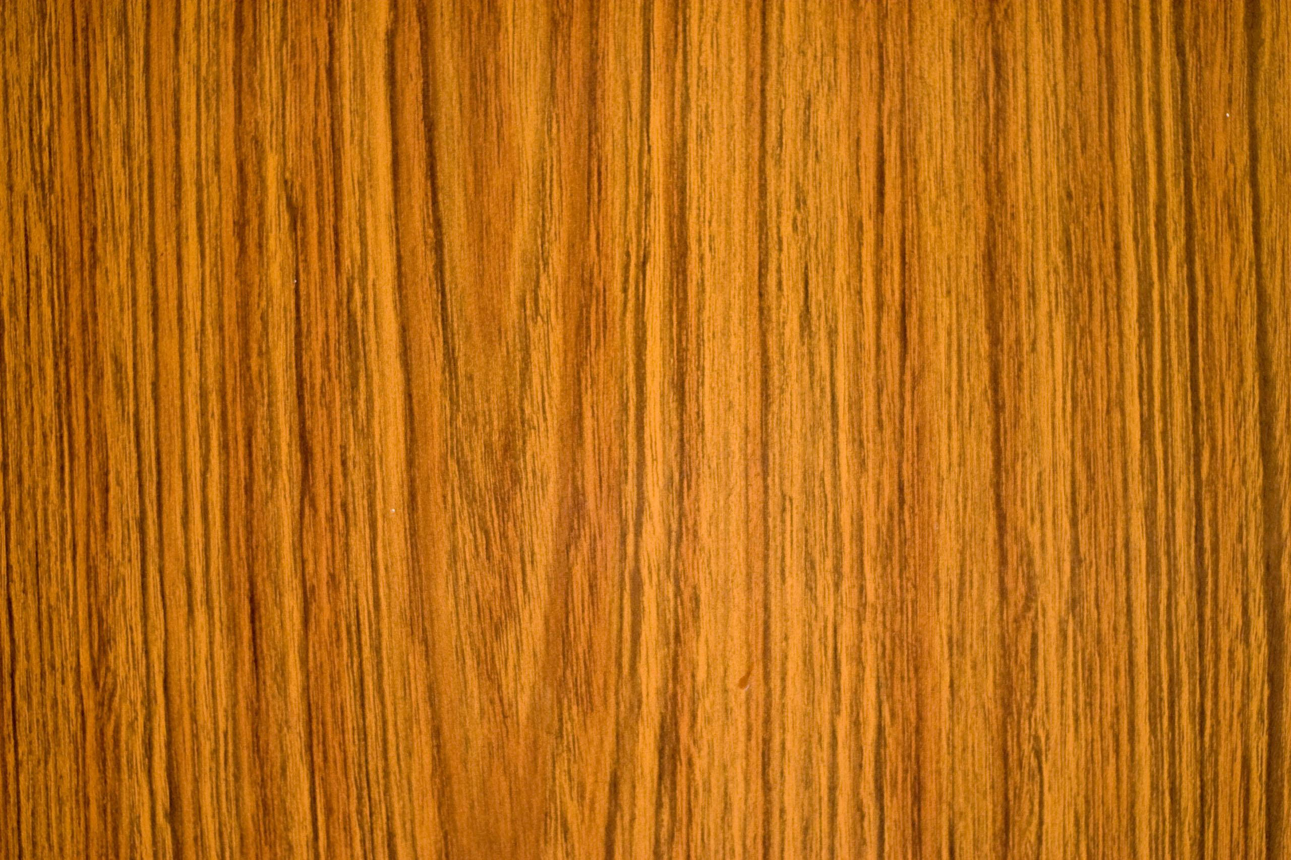 Wood Texture 桌布 壁紙 — 特寫豐富的金棕色木紋，帶有深垂直線條和溫暖的琥珀色高光。
