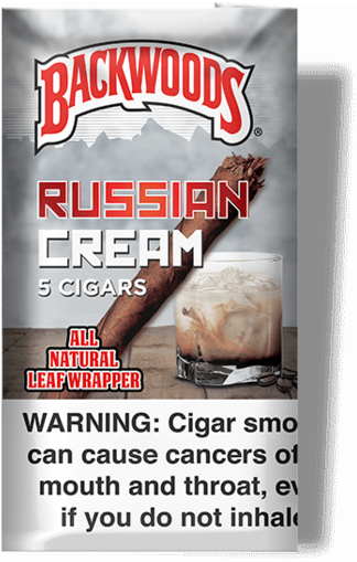 Backwoods 桌布 壁紙 — 特寫鏡頭：Backwoods Russian Cream 雪茄包裝，包含一支雪茄和一杯奶油雞尾酒，背景為紋理灰色。