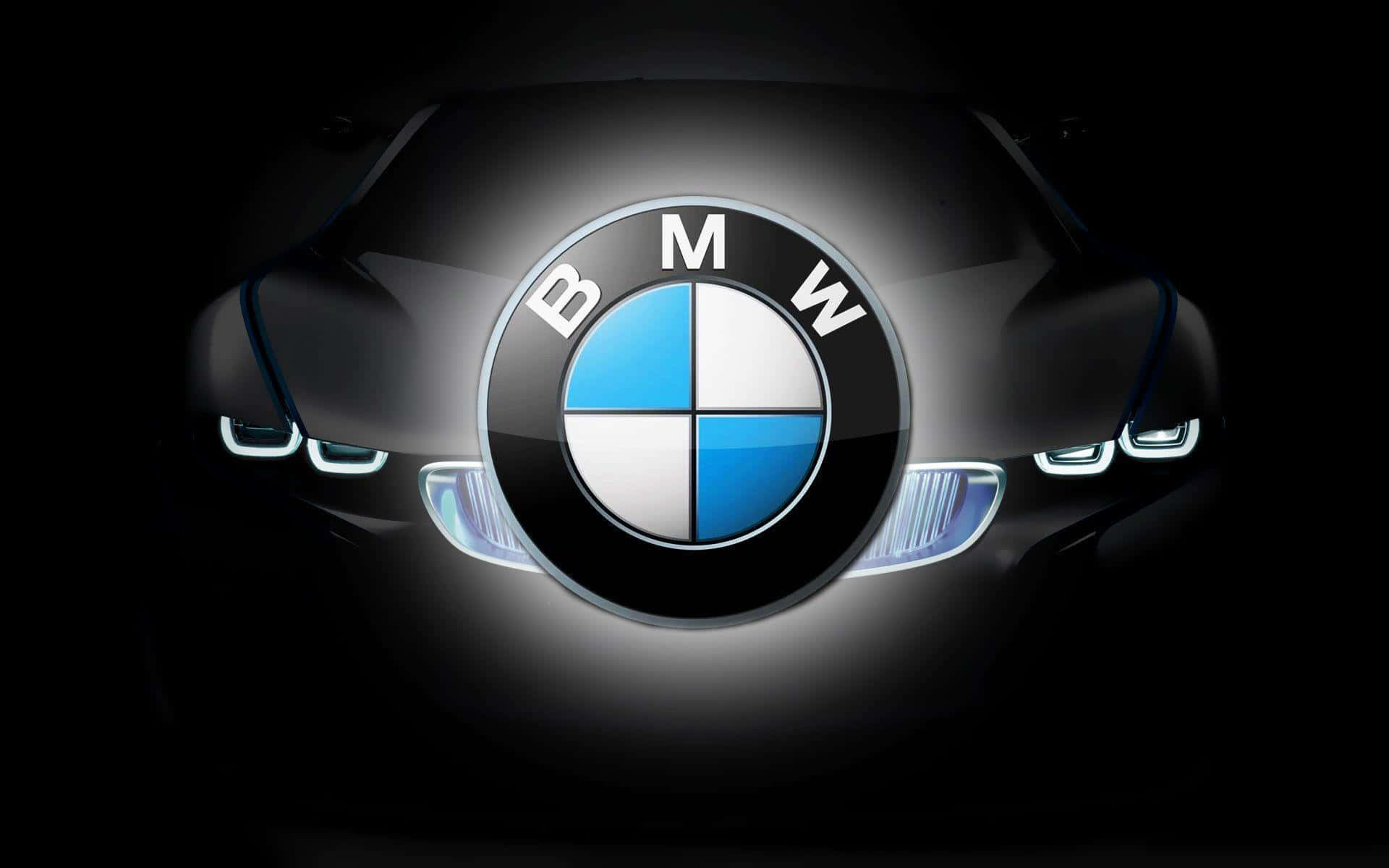 Bmw Logo 桌布 壁紙 — 特寫鏡頭：BMW 標誌在時尚黑色引擎蓋上明亮發光，背景為深色。