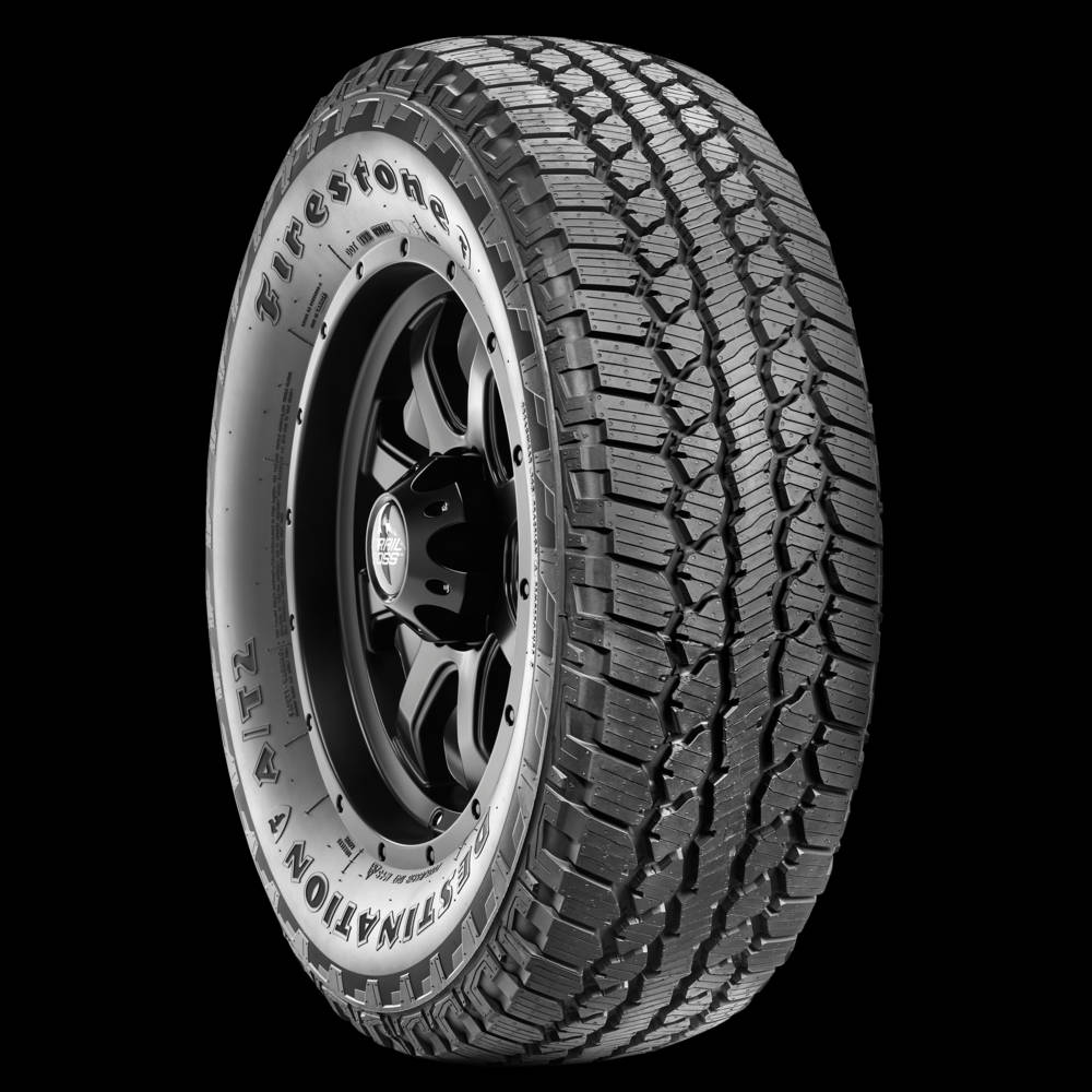 Firestone 桌布 壁紙 — 特寫鏡頭：Firestone Destination A/TZ 全地形輪胎安裝在黑色輪圈上，背景為純黑色。