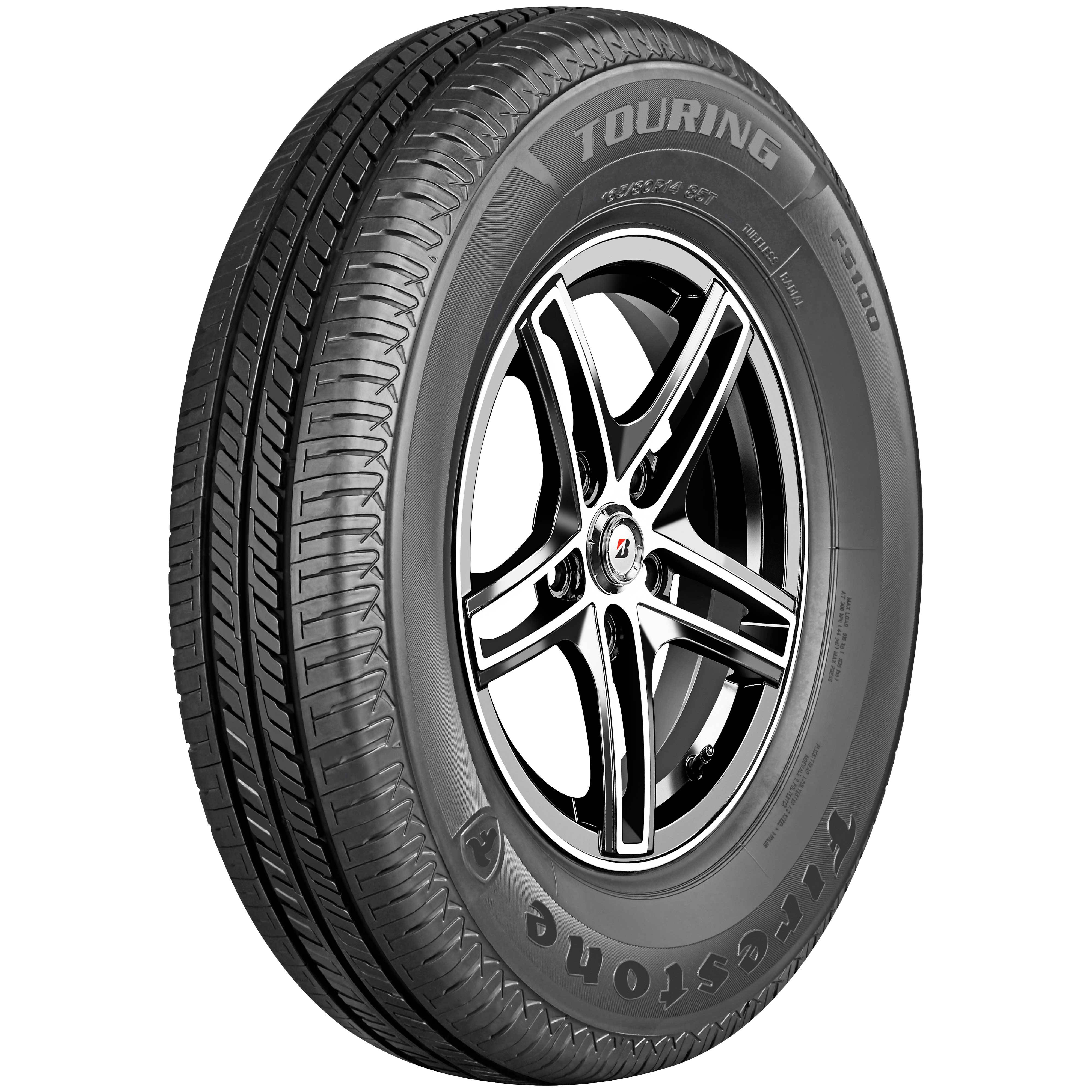 Firestone 桌布 壁紙 — 特寫鏡頭：Firestone Touring 輪胎安裝在時尚的銀色合金輪圈上，背景為純白色。