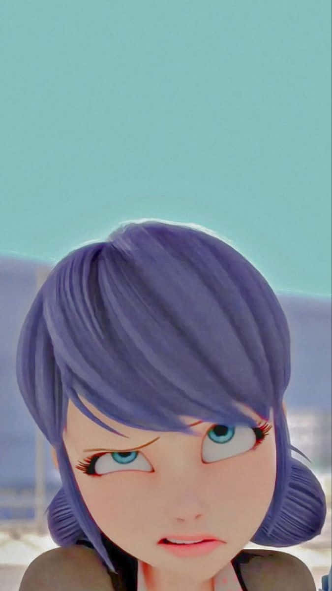Marinette 桌布 壁紙 — 特寫鏡頭：一位紫髮藍眼的動漫女孩，側臉露出嚴肅表情，背景是柔和的青綠色。