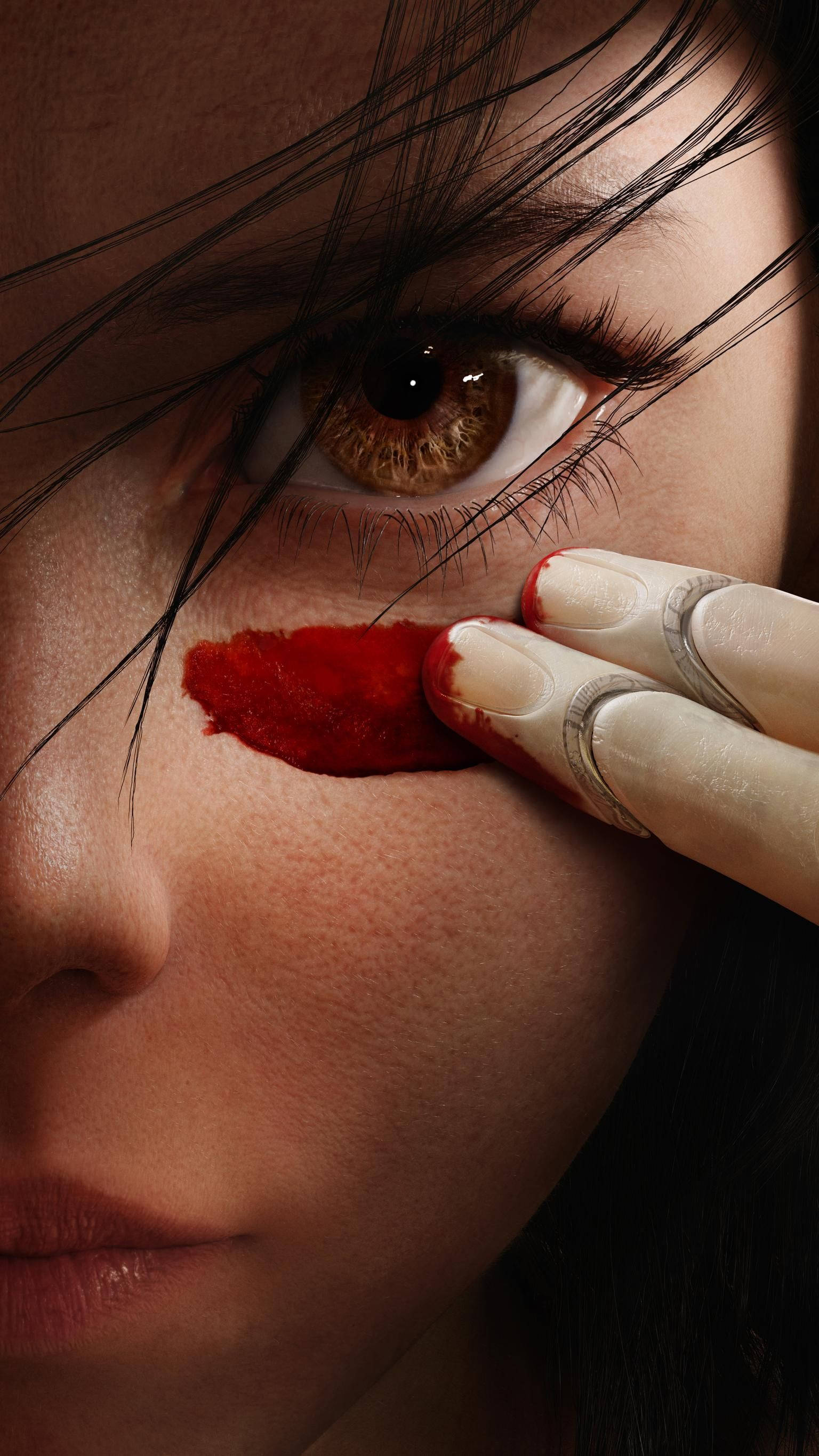 Alita 桌布 壁紙 — 特寫鏡頭，一個女人的臉，機械手在戲劇性燈光下將紅色顏料塗抹在她的臉頰上。