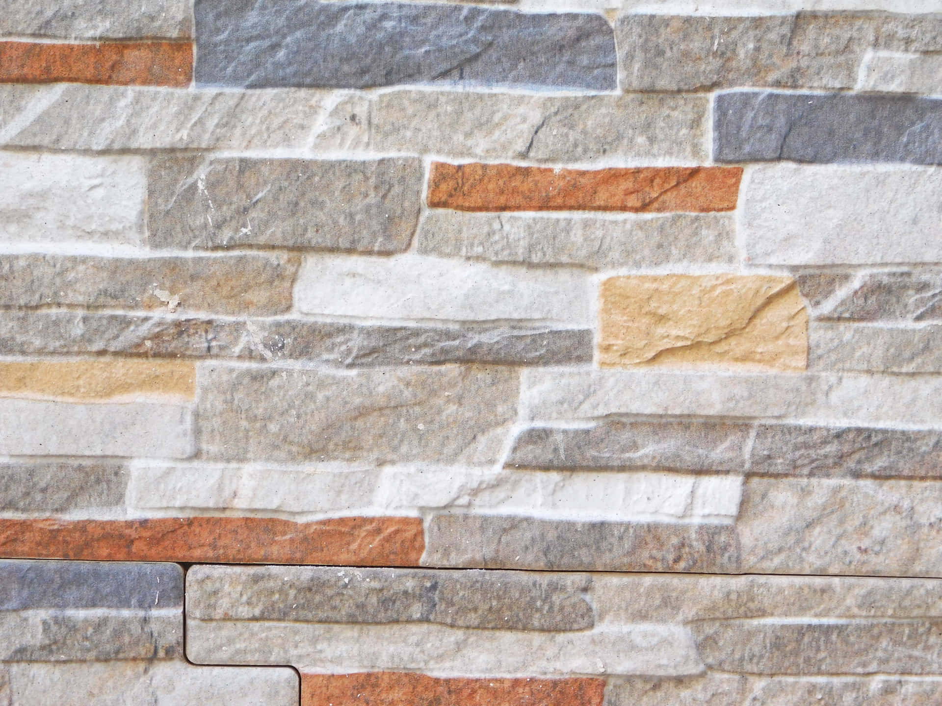 Stone texture 壁紙 — 特寫鏡頭：一堵紋理石牆，由灰色、米色和鏽色的層疊石塊以水平行排列而成。