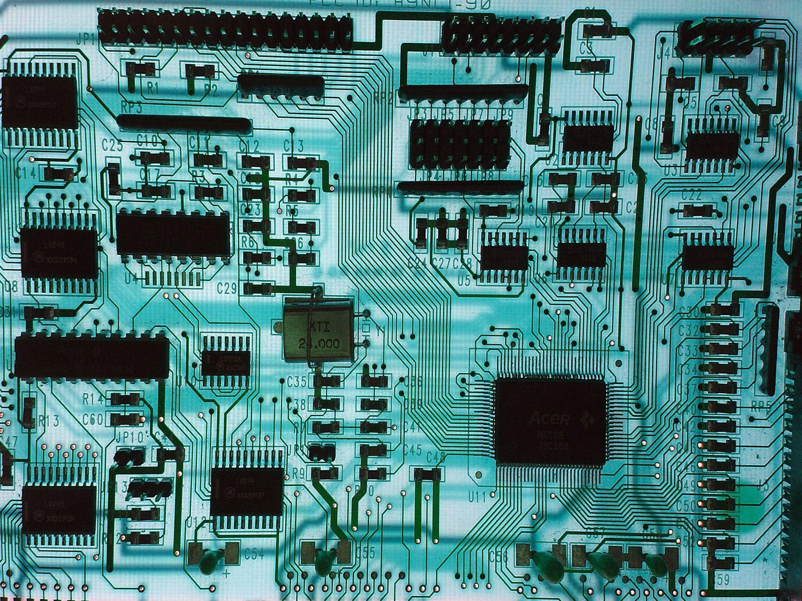 Motherboard 桌布 壁紙 — 特寫鏡頭：一塊青綠色電路板，在柔和光線下呈現複雜的綠色路徑和黑色集成電路。