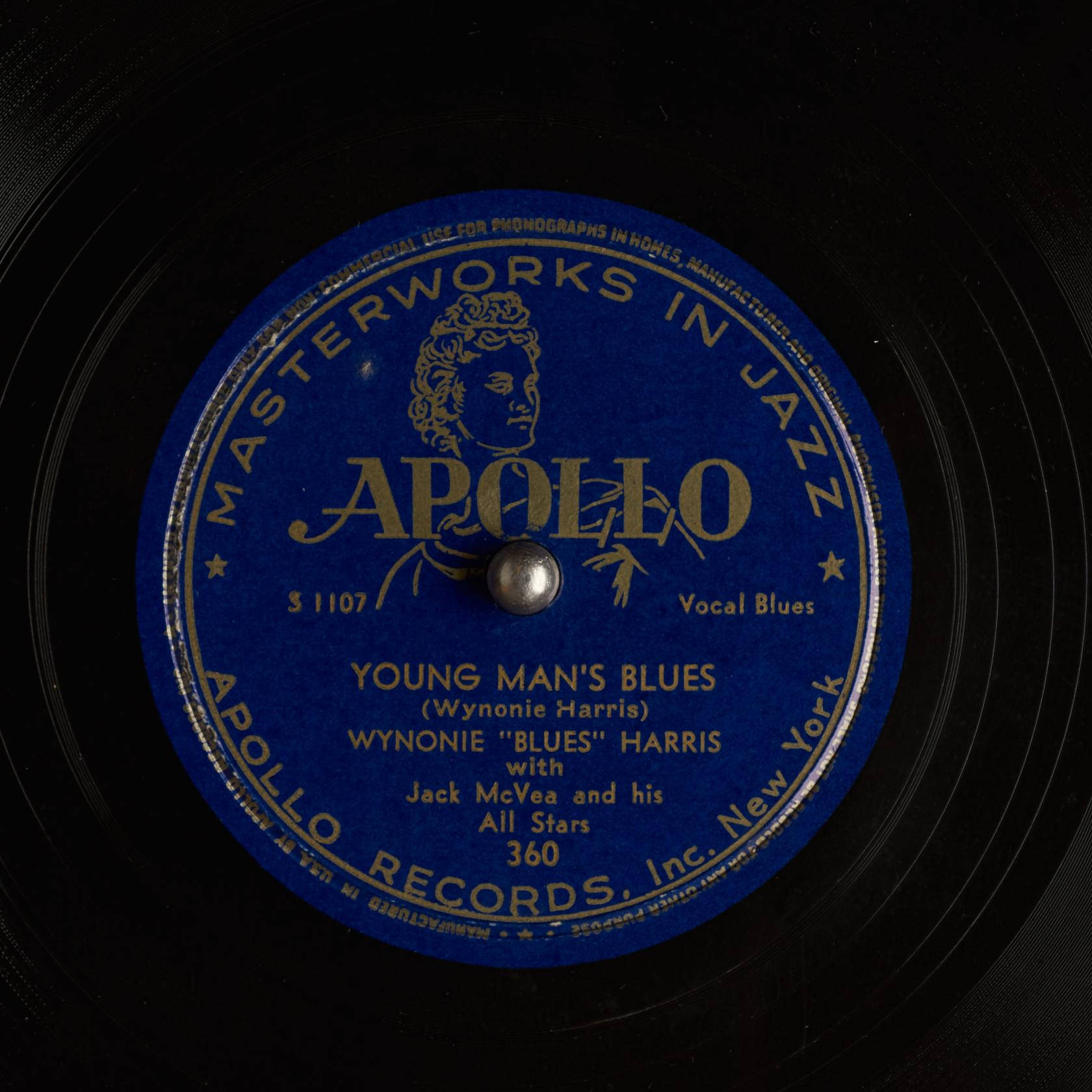 vinyl 桌布 壁紙 — 特寫鏡頭：一張復古Apollo Records黑膠唱片標籤，藍色背景配金色文字，標示Wynonie Harris的《Young Man's Blues》。