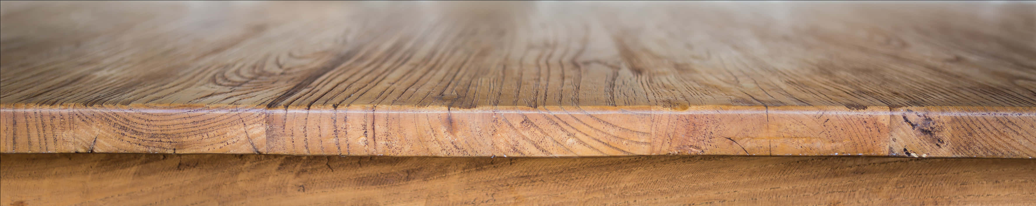 Wood Floor 桌布 壁紙 — 特寫鏡頭：一張經風化的木質桌面，在柔和光線下呈現豐富的木紋圖案和自然瑕疵。