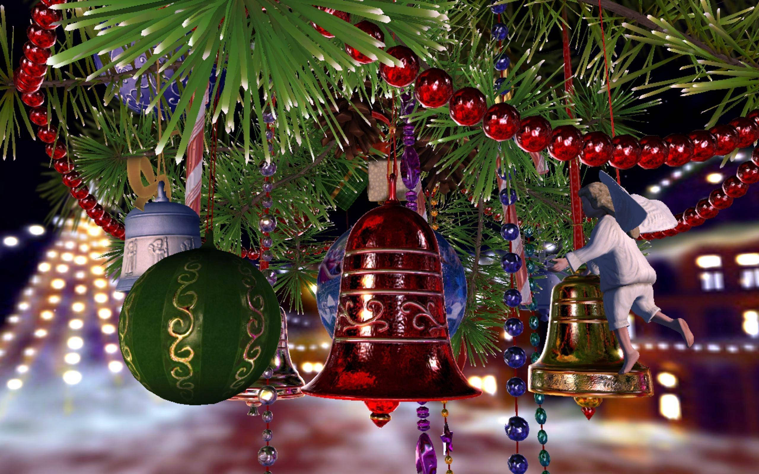 Christmas Bell 桌布 壁紙 — 特寫鏡頭：一棵裝飾華麗的聖誕樹，掛有紅色鈴鐺、綠色飾物和閃爍的燈光，背景是節日夜晚。