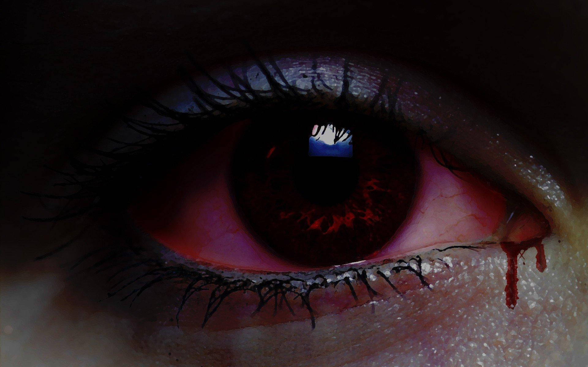 Eye 桌布 壁紙 — 特寫鏡頭，一隻佈滿血絲的眼睛，在昏暗燈光下，一滴血淚沿著臉頰滴落。