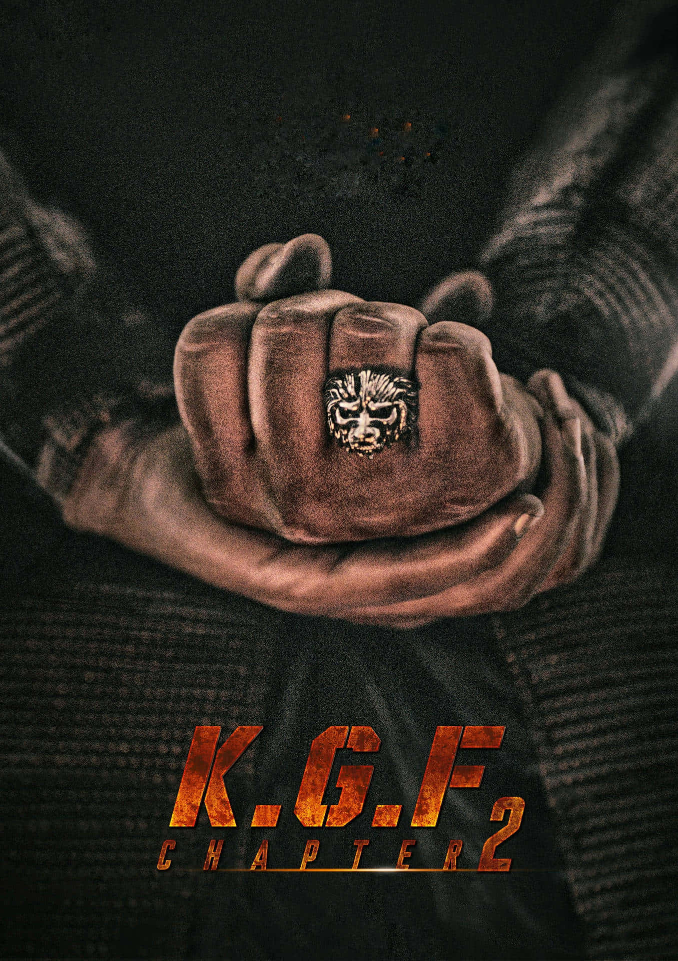 公斤力 桌布 壁紙 — 特寫鏡頭：一隻戴著獅子面戒指的緊握拳頭，背景為深色紋理，並帶有火焰般的電影標題文字。