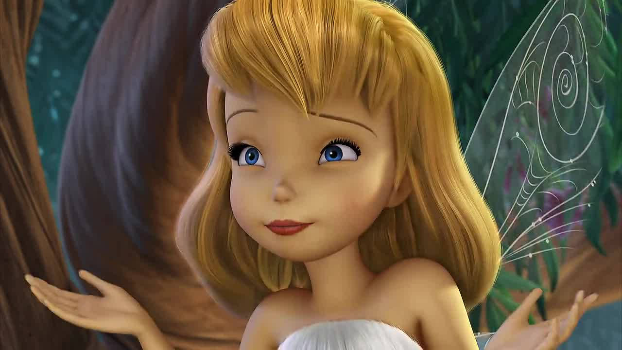 Tinker Bell 桌布 壁紙 — 特寫鏡頭：一頭金髮、藍眼睛、翅膀精緻的仙子，在茂密森林的樹後面探出頭來。