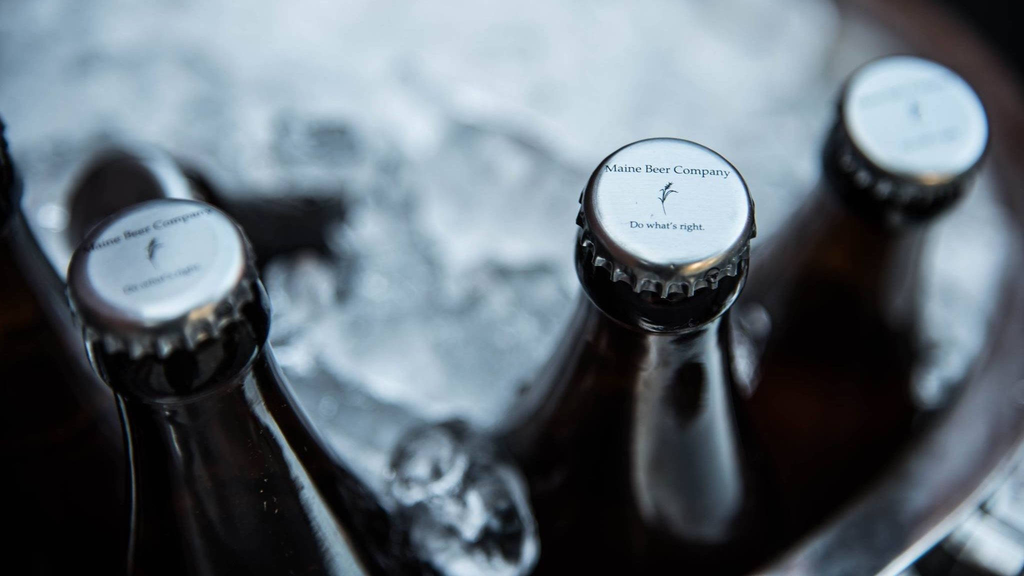 Beer 桌布 壁紙 — 特寫鏡頭：冰鎮Maine Beer Company啤酒瓶置於金屬桶中的碎冰內。