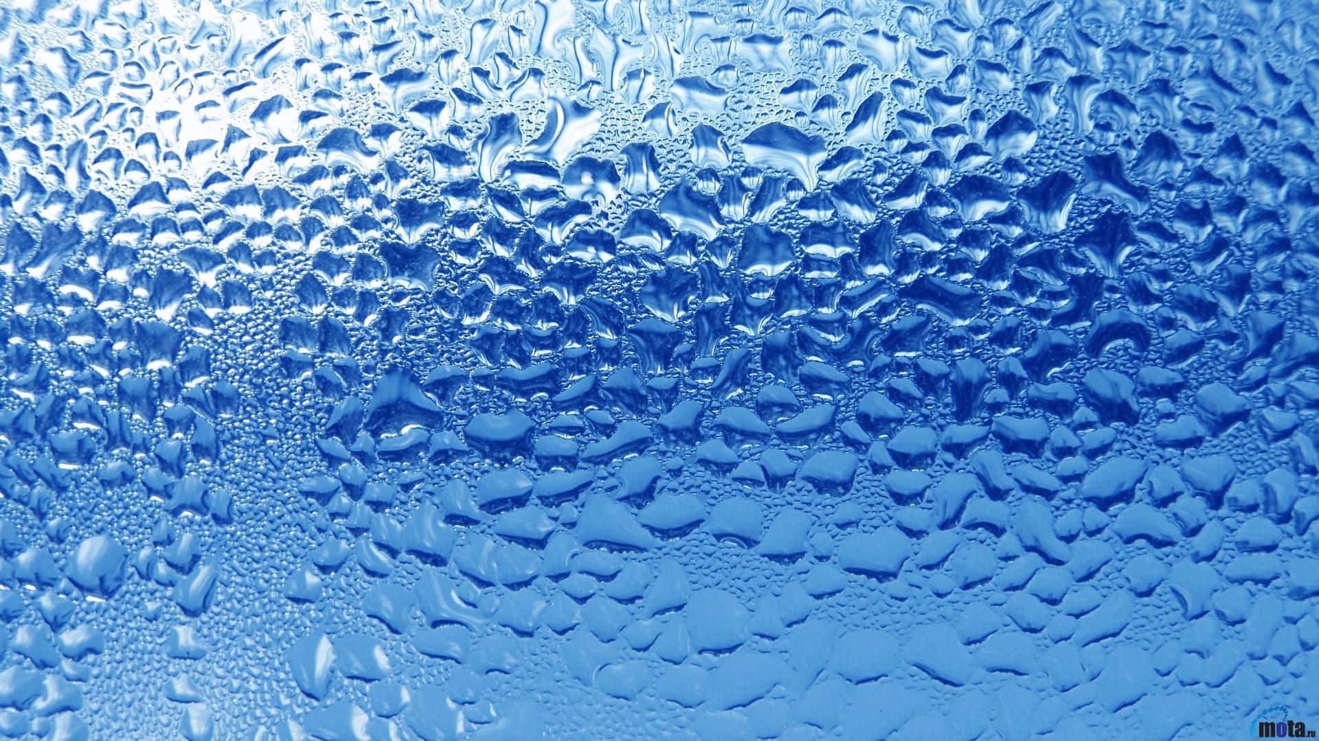 水 桌布 壁紙 — 特寫鏡頭：在明亮光線下，閃爍的藍色水珠依附在清涼的玻璃表面上。