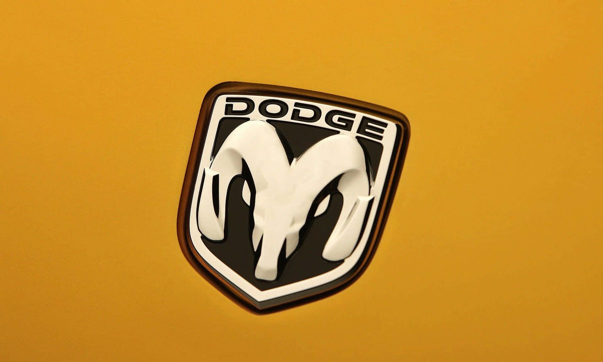 黃色引擎蓋上的 Dodge ram 標誌 — Valorant Logo 壁紙