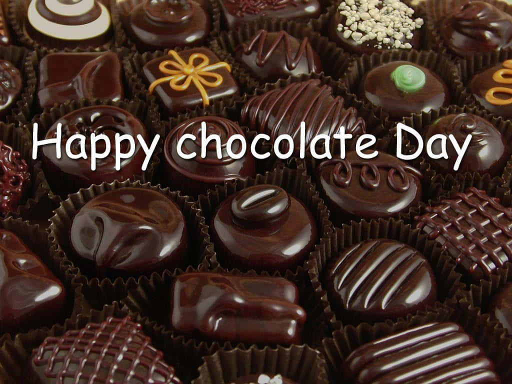 Chocolate 桌布 壁紙 — 特寫鏡頭：棕色紙杯中的各種光澤巧克力糖果，帶有 'Happy Chocolate Day' 文字疊加。
