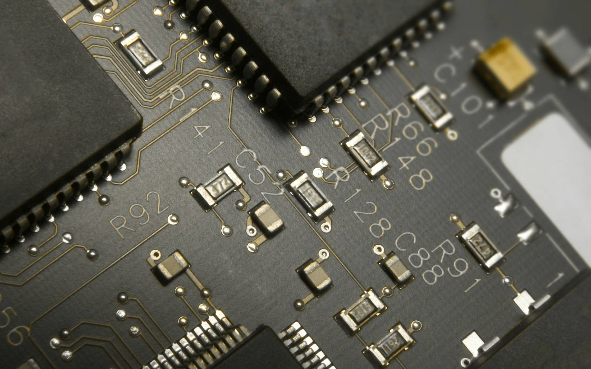 特寫鏡頭：電路板，帶有電子元件和金色走線。 — 科技動圖 壁紙