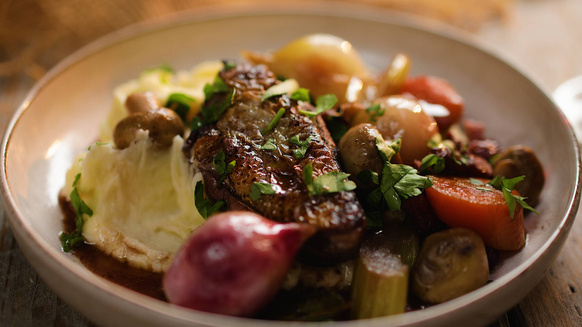 Food Photography 桌布 壁紙 — 特寫鏡頭：濃汁香煎鴨胸，搭配馬鈴薯泥及烤蔬菜，以新鮮香草點綴。