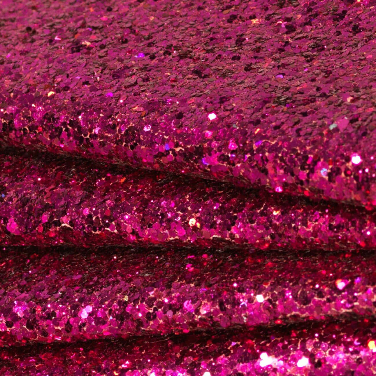 Hot Pink Glitter 桌布 壁紙 — 特寫鏡頭：濃郁洋紅色閃粉布料層層折疊，捕捉明亮光線。