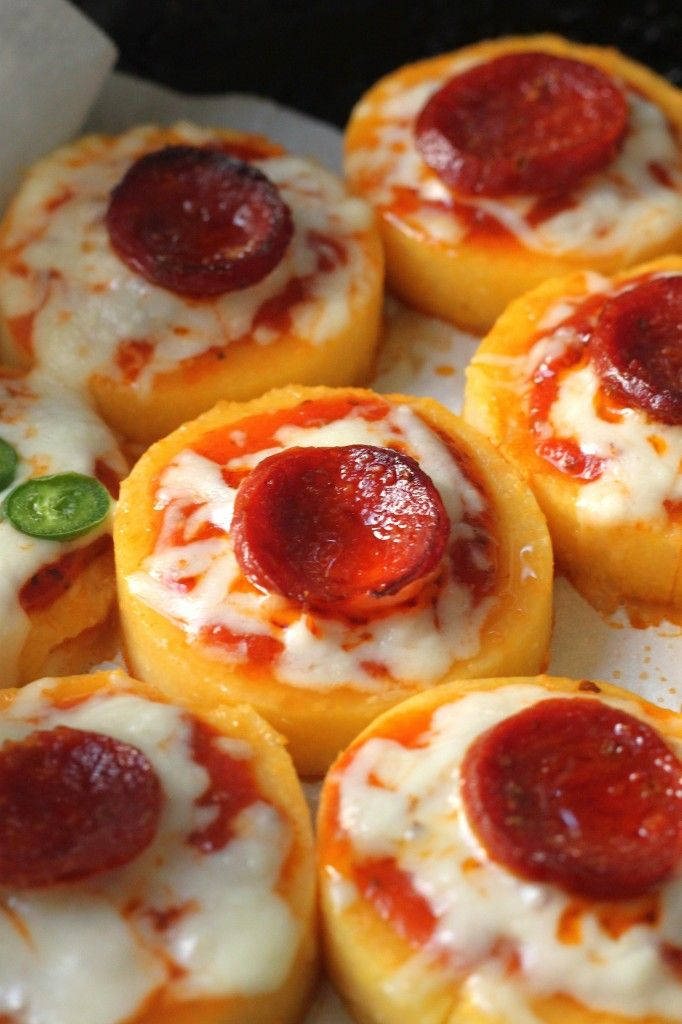 Pizza 桌布 壁紙 — 特寫鏡頭：烤盤上的迷你義大利辣香腸披薩卷，搭配融化起司和番茄醬。
