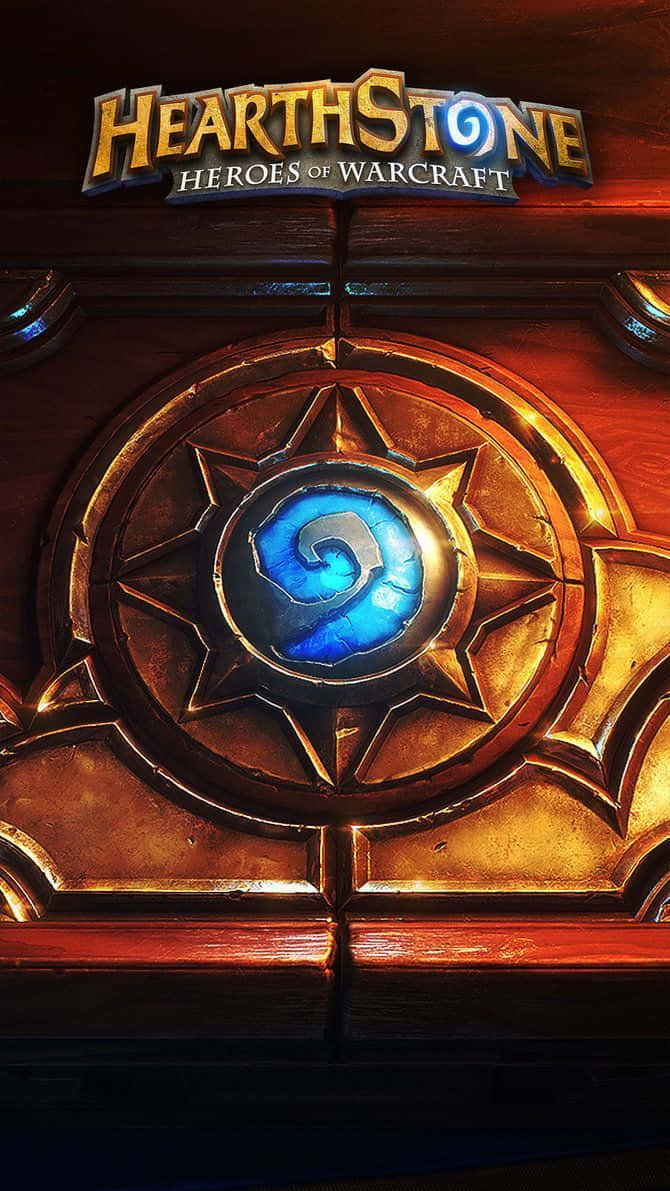 魔獸世界 桌布 壁紙 — 特寫鏡頭：發光的藍色 Hearthstone 標誌嵌入華麗的金色木材中，搭配溫暖的燈光。