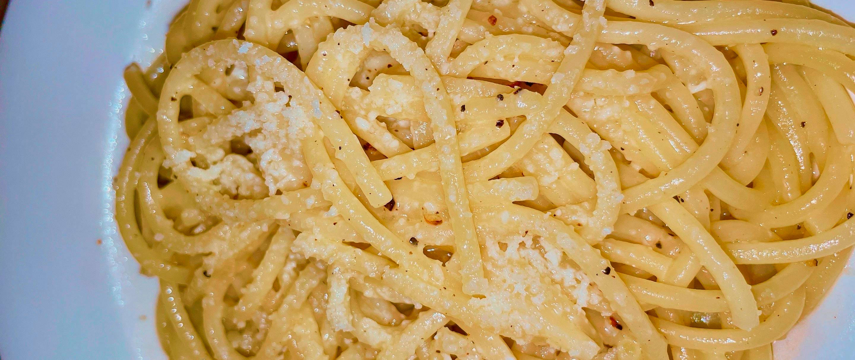 烹飪 桌布 壁紙 — 特寫鏡頭：白色盤子上的奶油義大利麵，上面撒了磨碎的起司和黑胡椒。