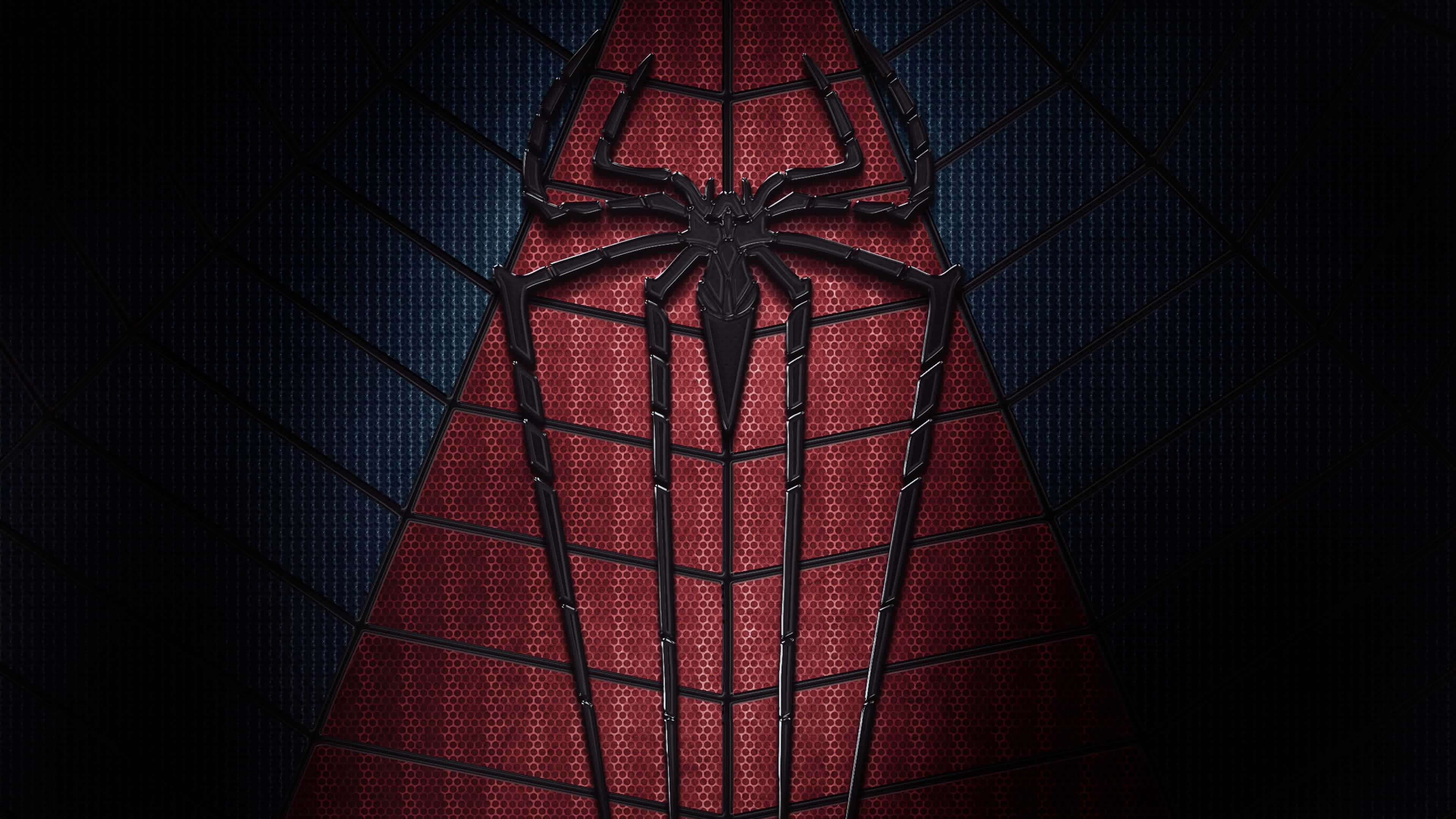 Spider 桌布 壁紙 — 特寫鏡頭：紅黑色蜘蛛人戰衣，帶有質感蛛網圖案，背景為深藍色。