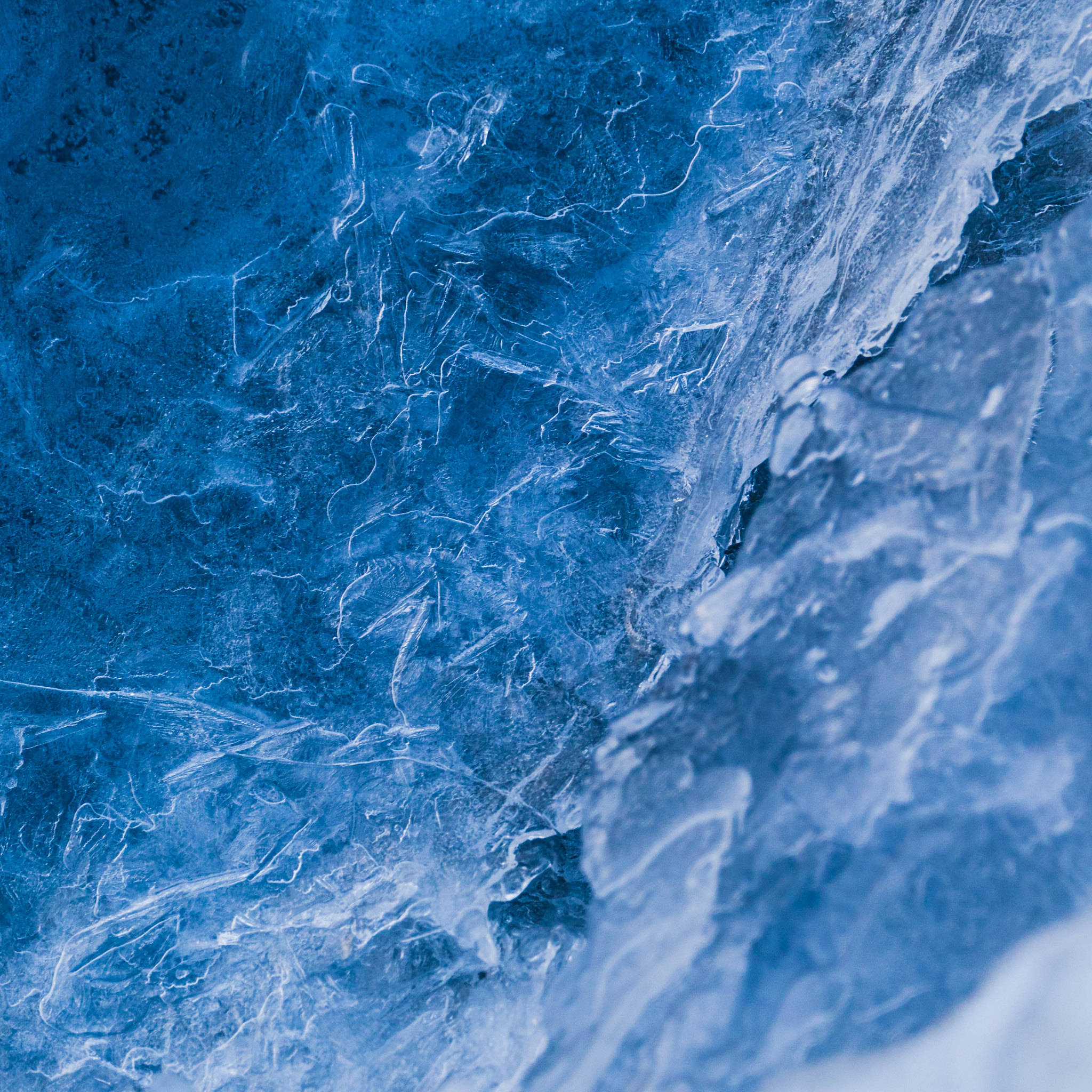 冰雪奇緣 桌布 壁紙 — 特寫鏡頭：紋理藍色冰塊，帶有複雜裂縫和半透明層，在冷光下發光。