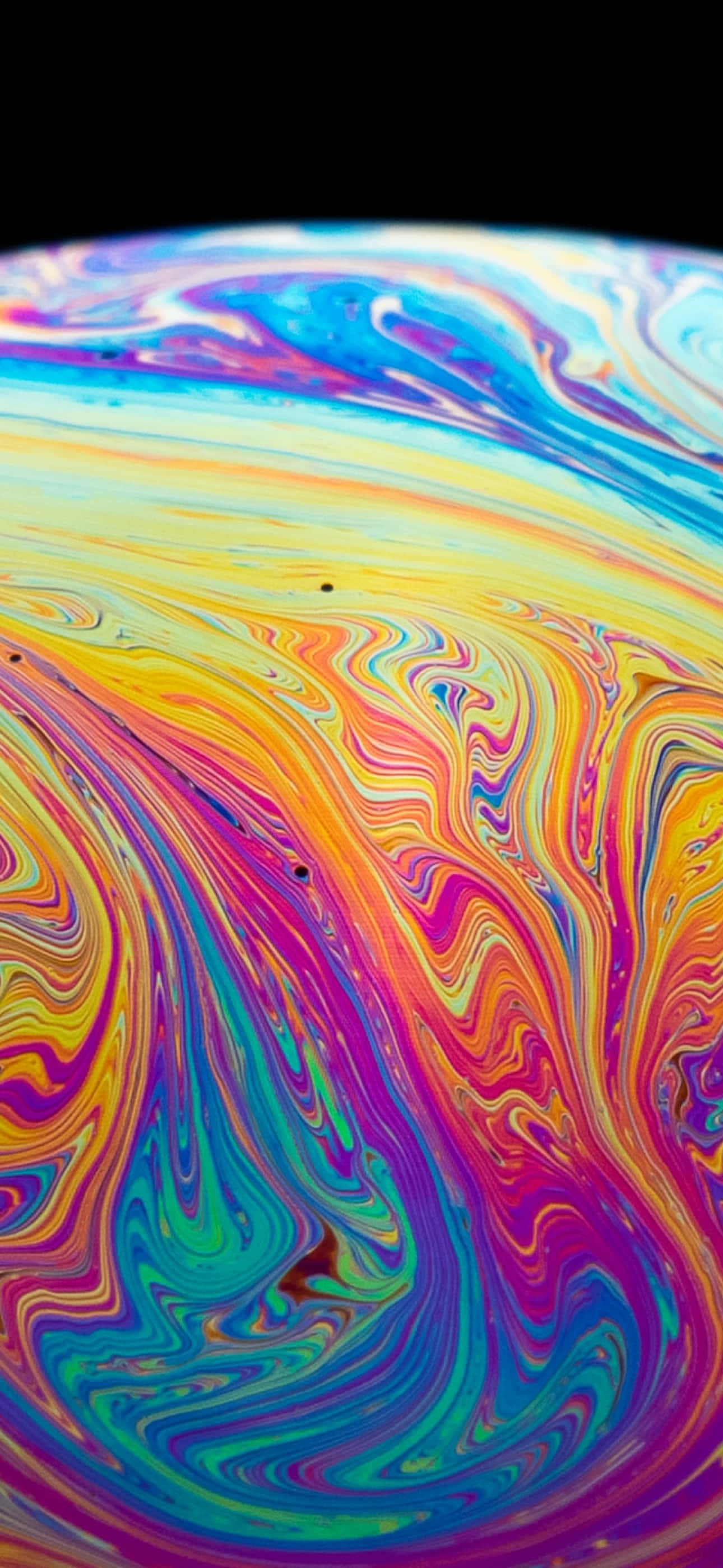 Paint Art 桌布 壁紙 — 特寫鏡頭，肥皂泡的虹彩表面在黑色背景上旋轉著鮮豔的彩虹色。