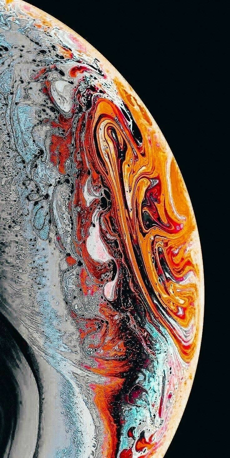 iPhone 13 桌布 壁紙 — 特寫鏡頭：肥皂泡的虹彩表面在黑色虛空中旋轉，帶有火熱的橙紅色和冷藍銀色調。