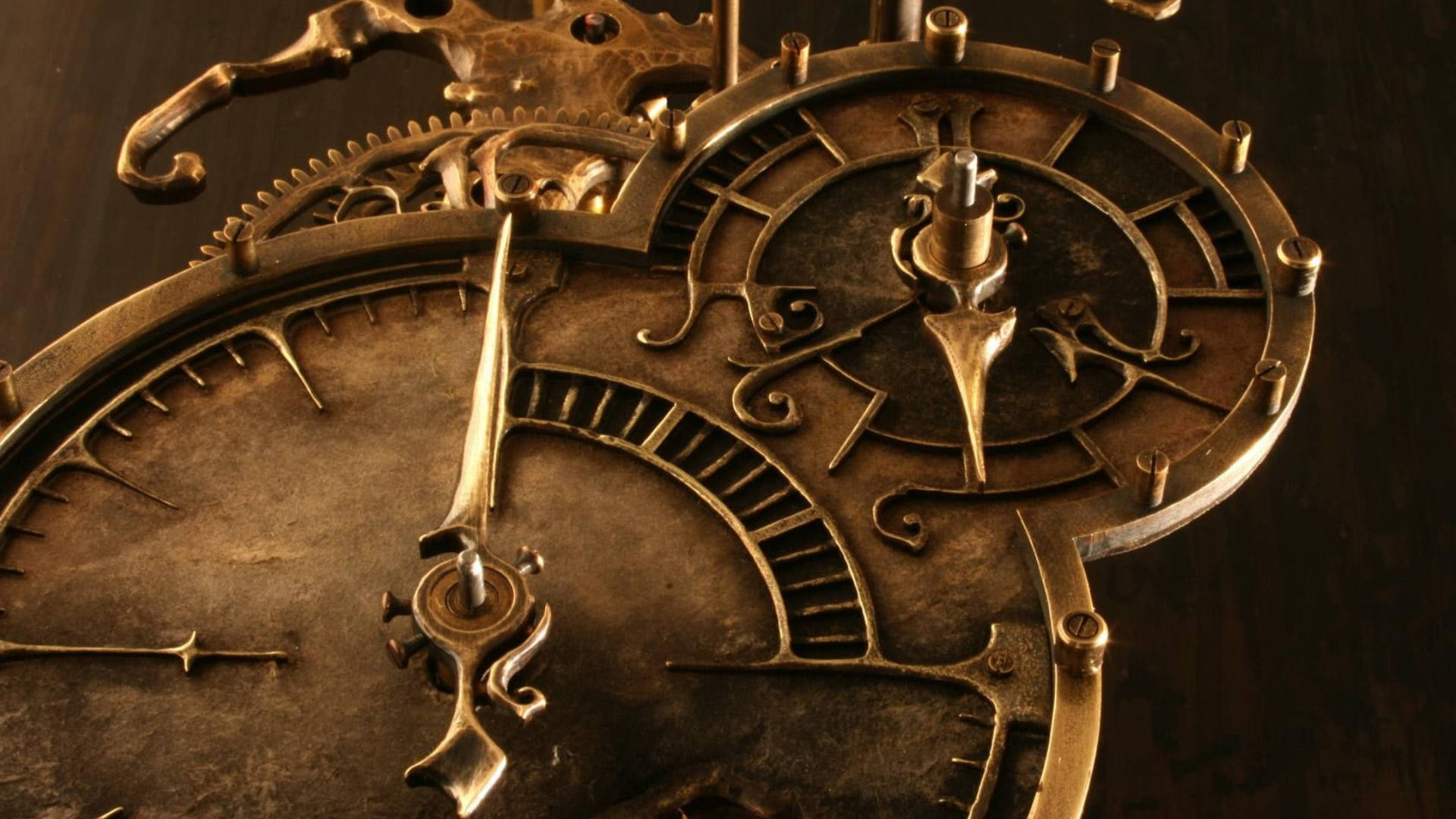 Clock 桌布 壁紙 — 特寫鏡頭：華麗黃銅鐘錶齒輪與錶盤，飾有精緻金銀絲細工，背景為深色木材。