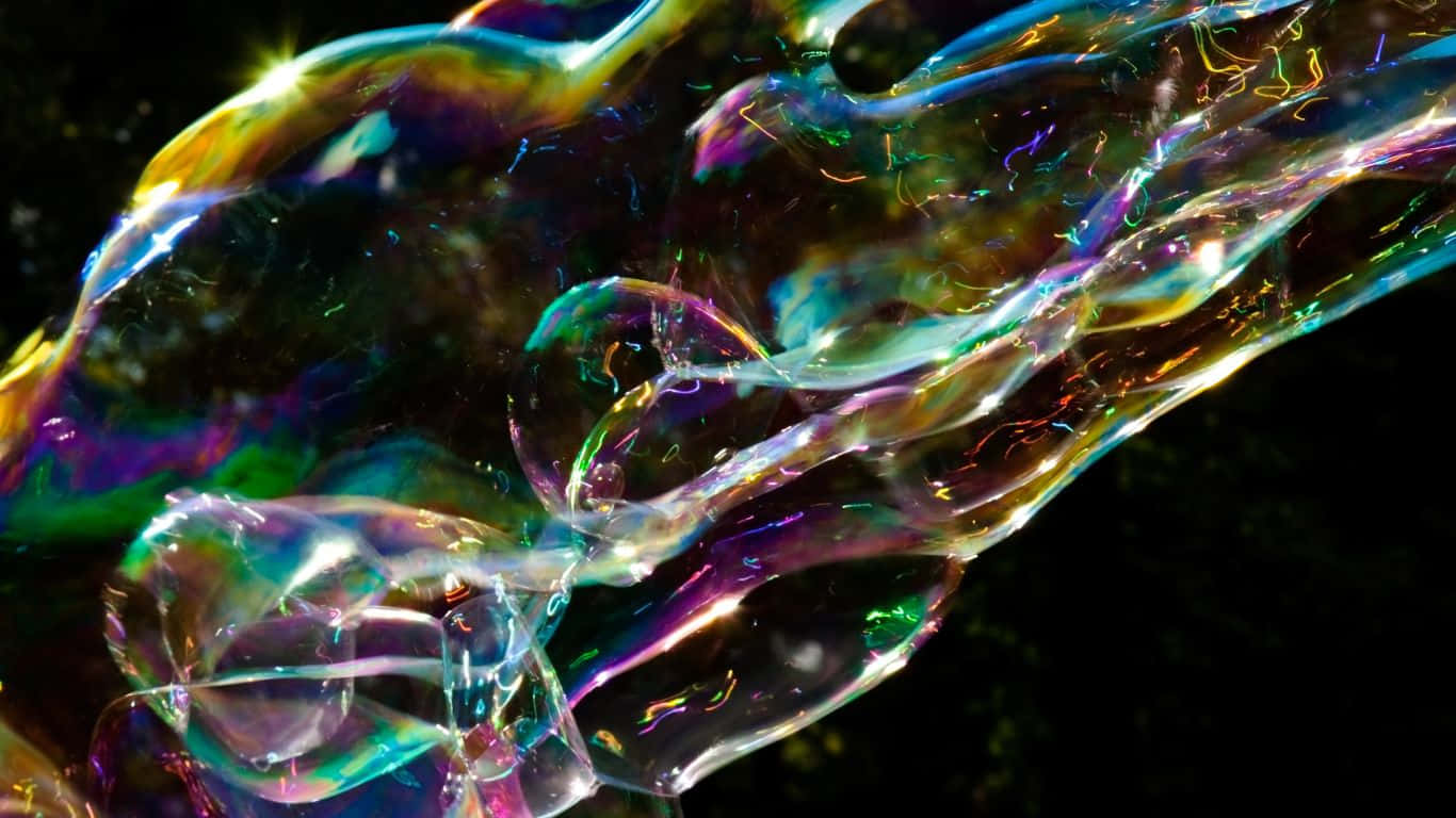 1366x768 桌布 壁紙 — 特寫鏡頭，虹彩肥皂泡在黑色背景上扭曲並破裂，展現彩虹色調和閃爍光芒。