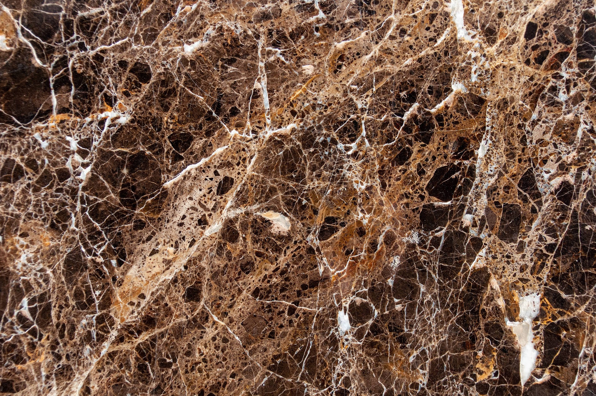 Marble Desktop 桌布 壁紙 — 特寫鏡頭：豐富的棕色大理石，帶有複雜的白色和金色紋理，營造出奢華的有機圖案。