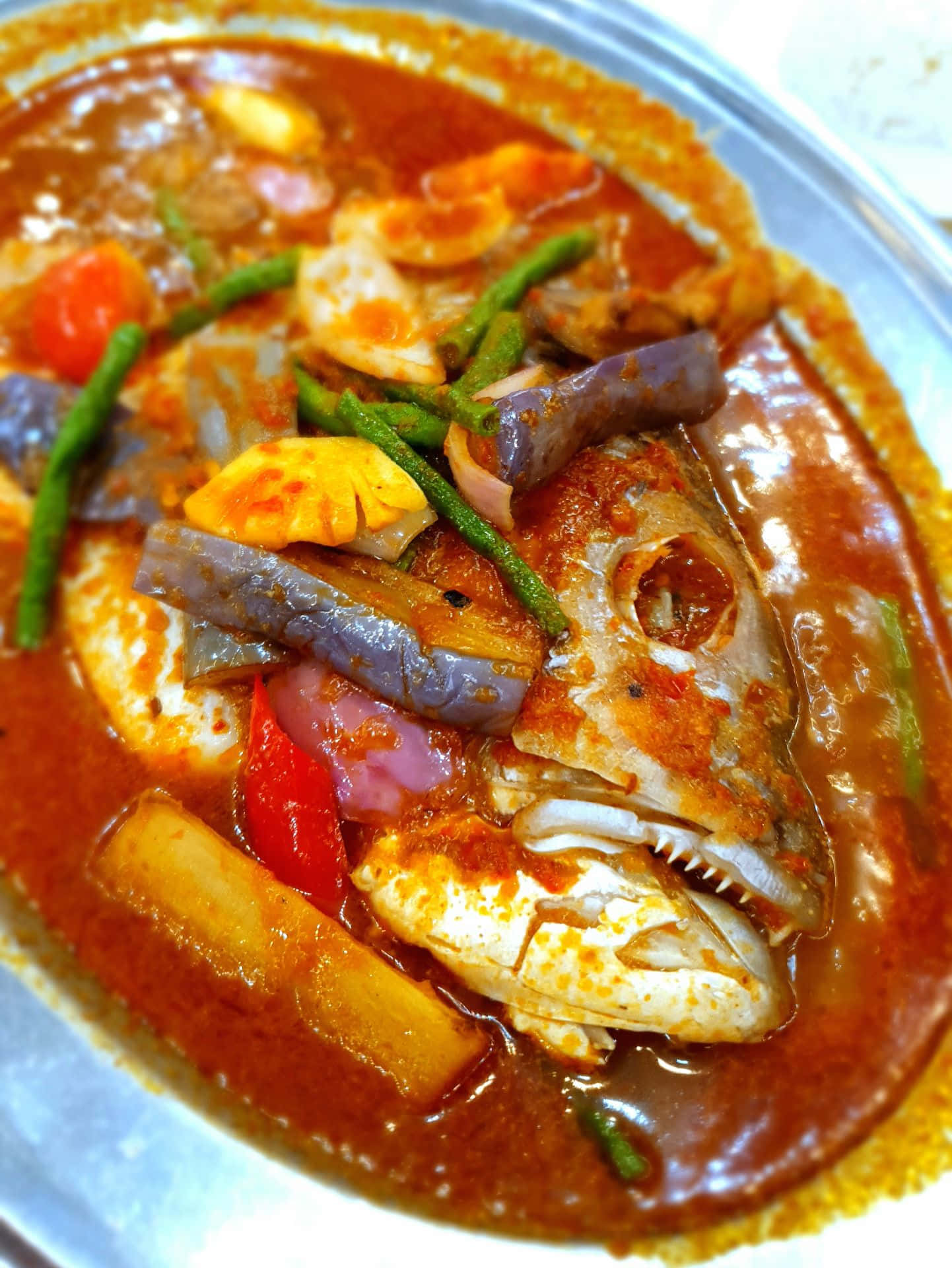 Food Photography 桌布 壁紙 — 特寫鏡頭：豐富香料魚咖哩，搭配茄子、青豆和番茄，醬汁光澤誘人。