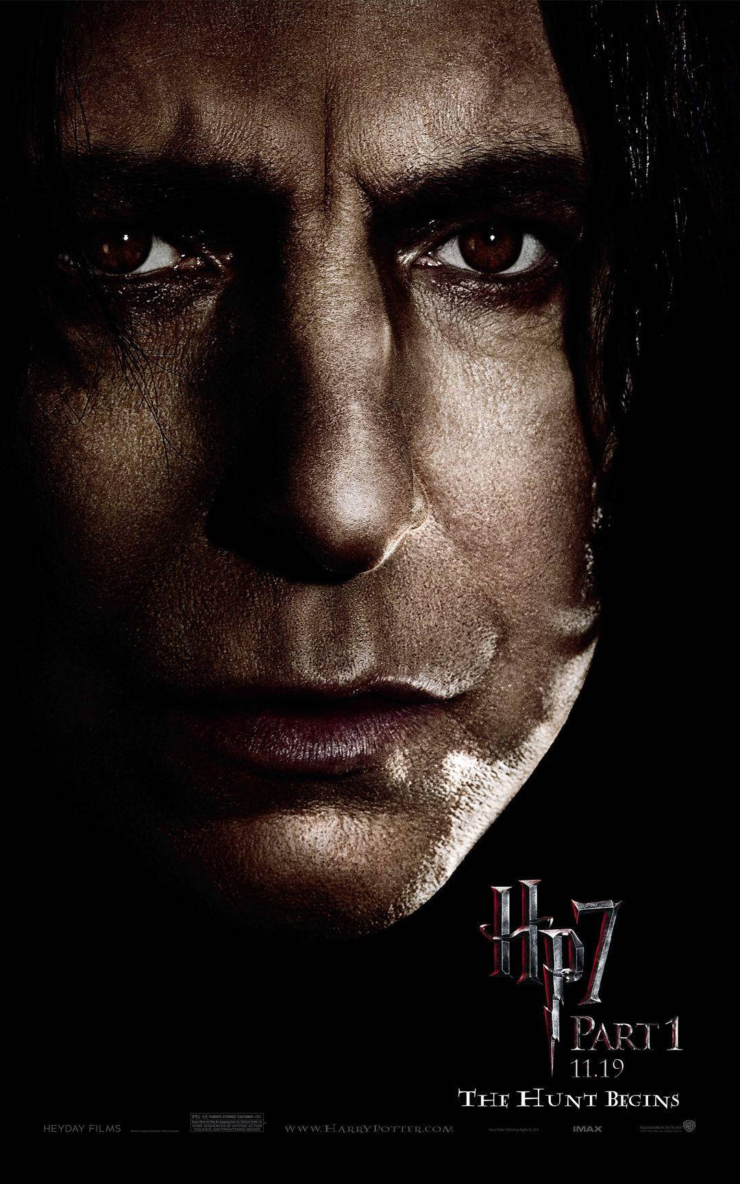snape 桌布 壁紙 — 特寫鏡頭：賽佛勒斯·石內卜在戲劇性燈光下，帶有暗影和紅眼的強烈面孔，背景為黑色。